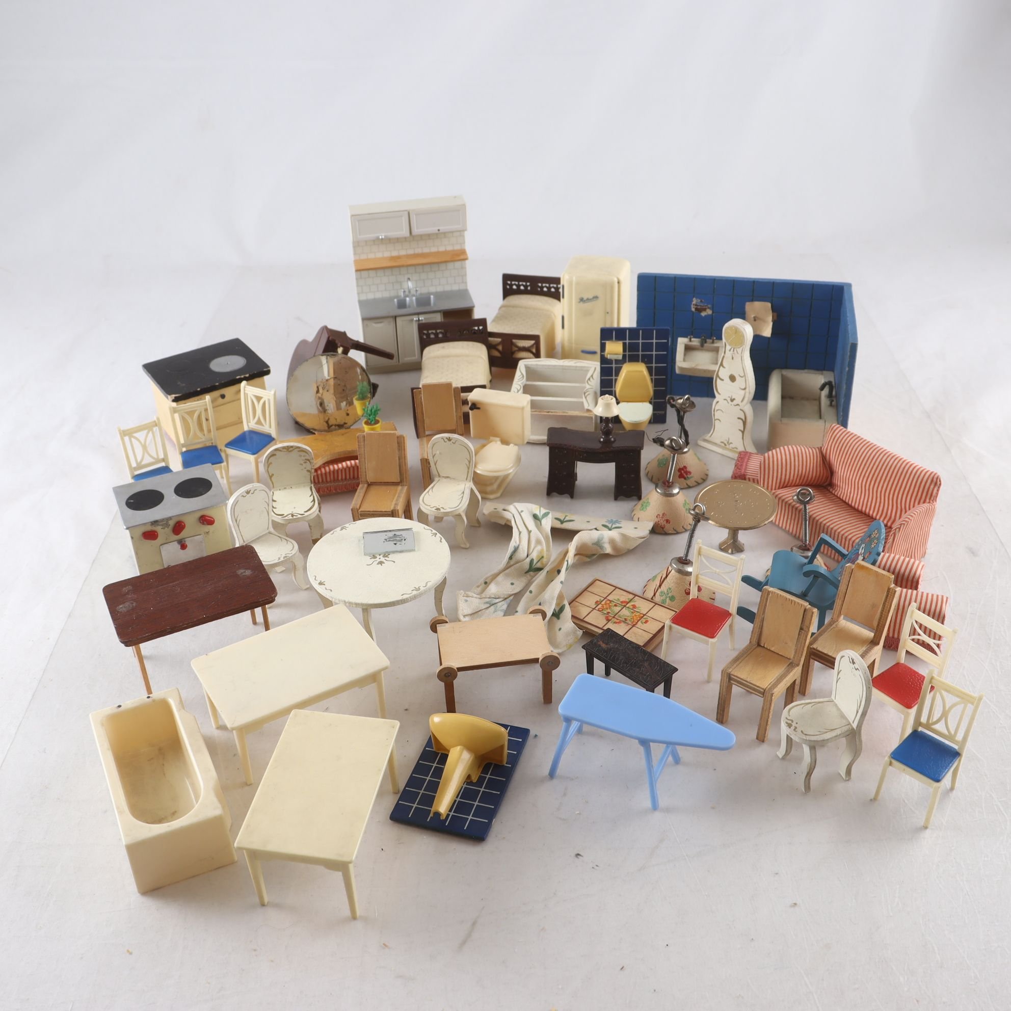 Dockskåpsmöbler, Lundby mfl, blandat. Endast avhämtning
