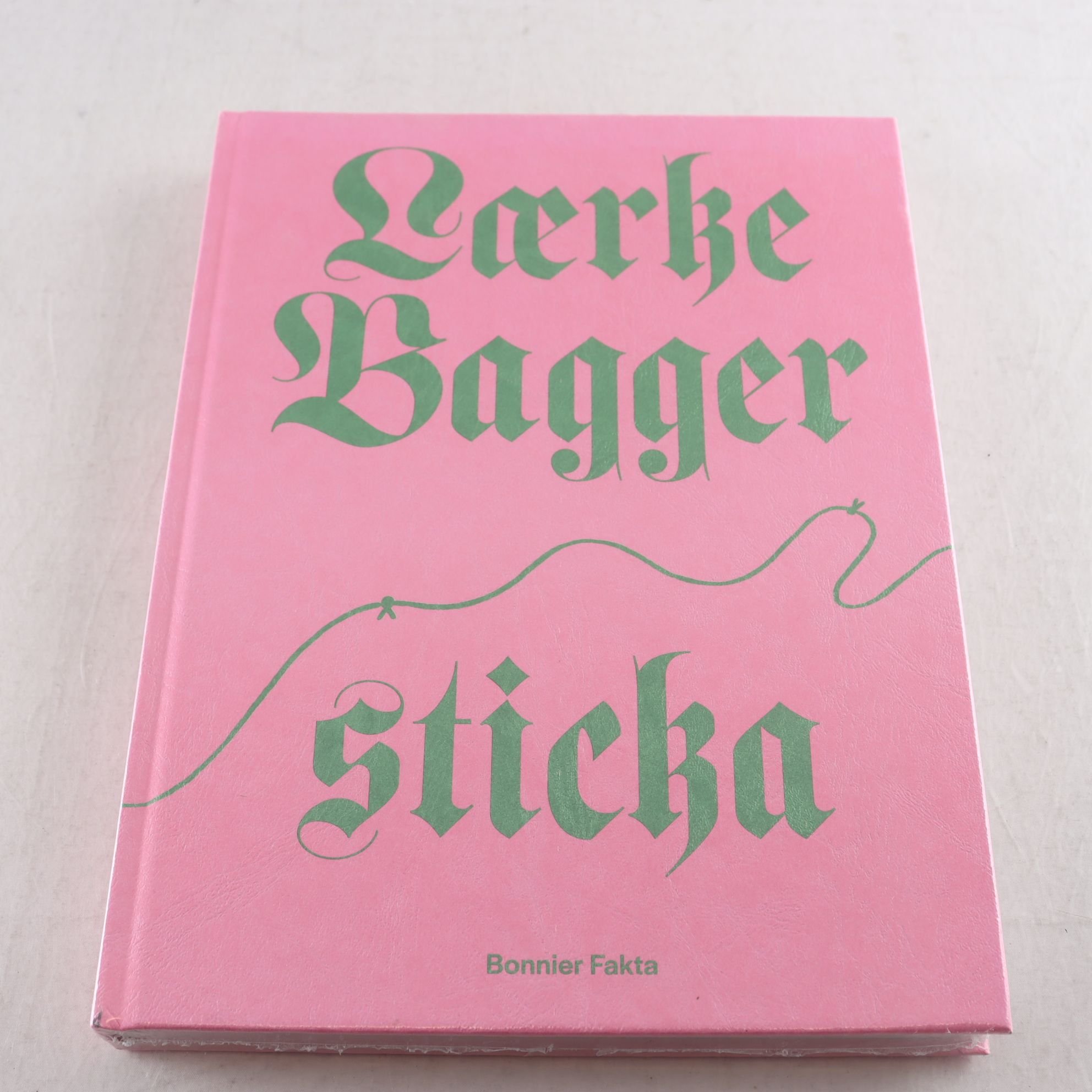 Laerke Bagger, Sticka (inplastad)