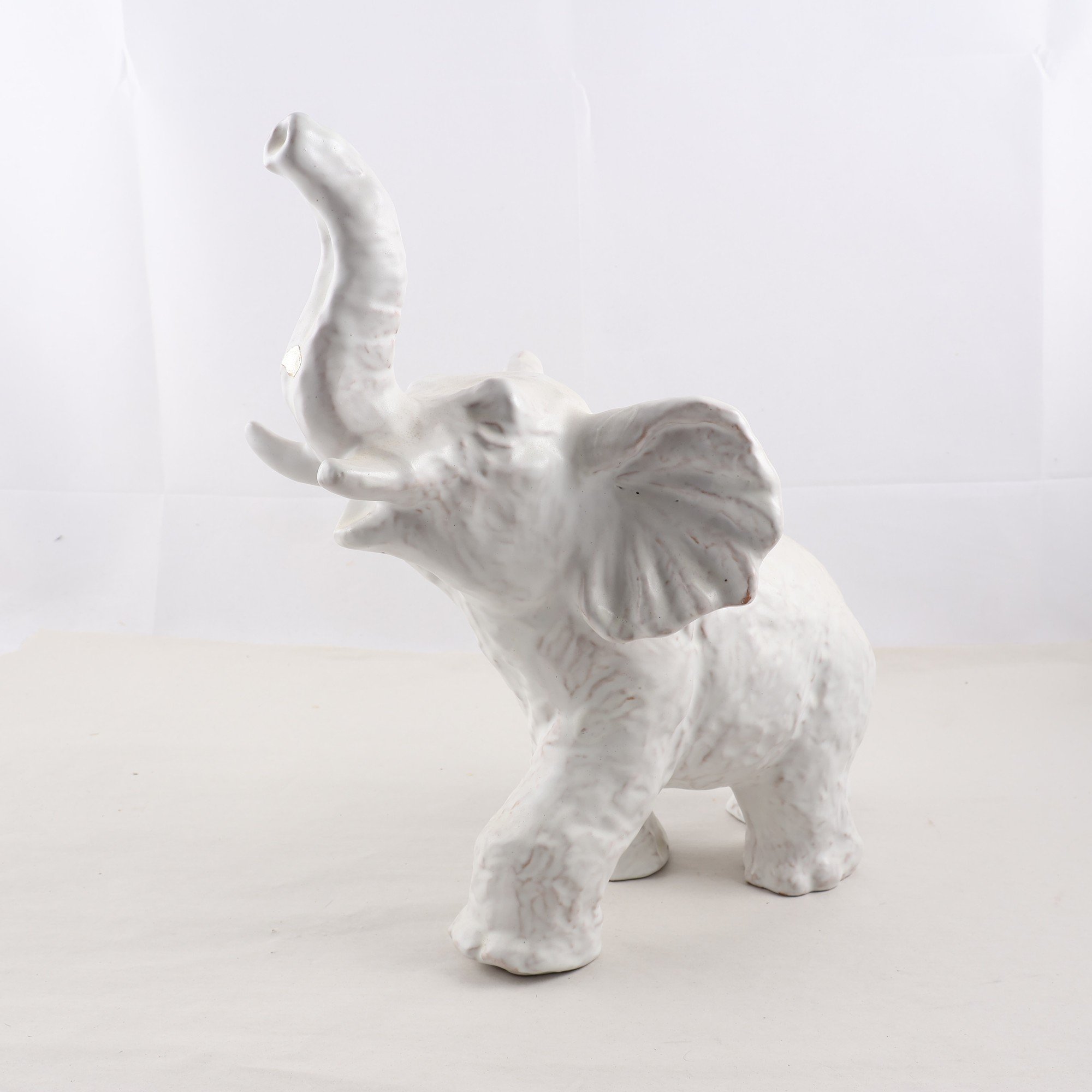 Skupltur, Uppsala-Ekeby Vicke Lindstrand, Elefant. Samfraktas ej