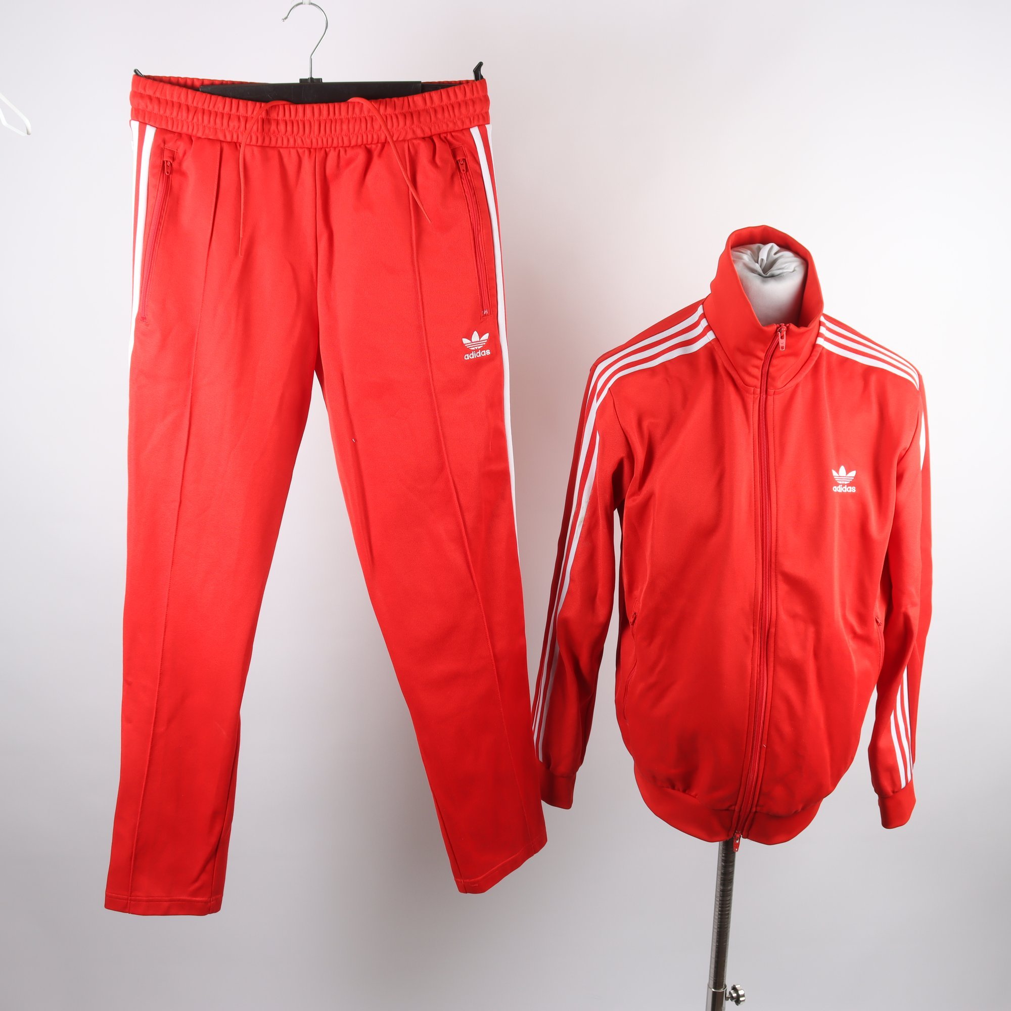 Träningsoverall, Adidas, vit, röd, stl. M.