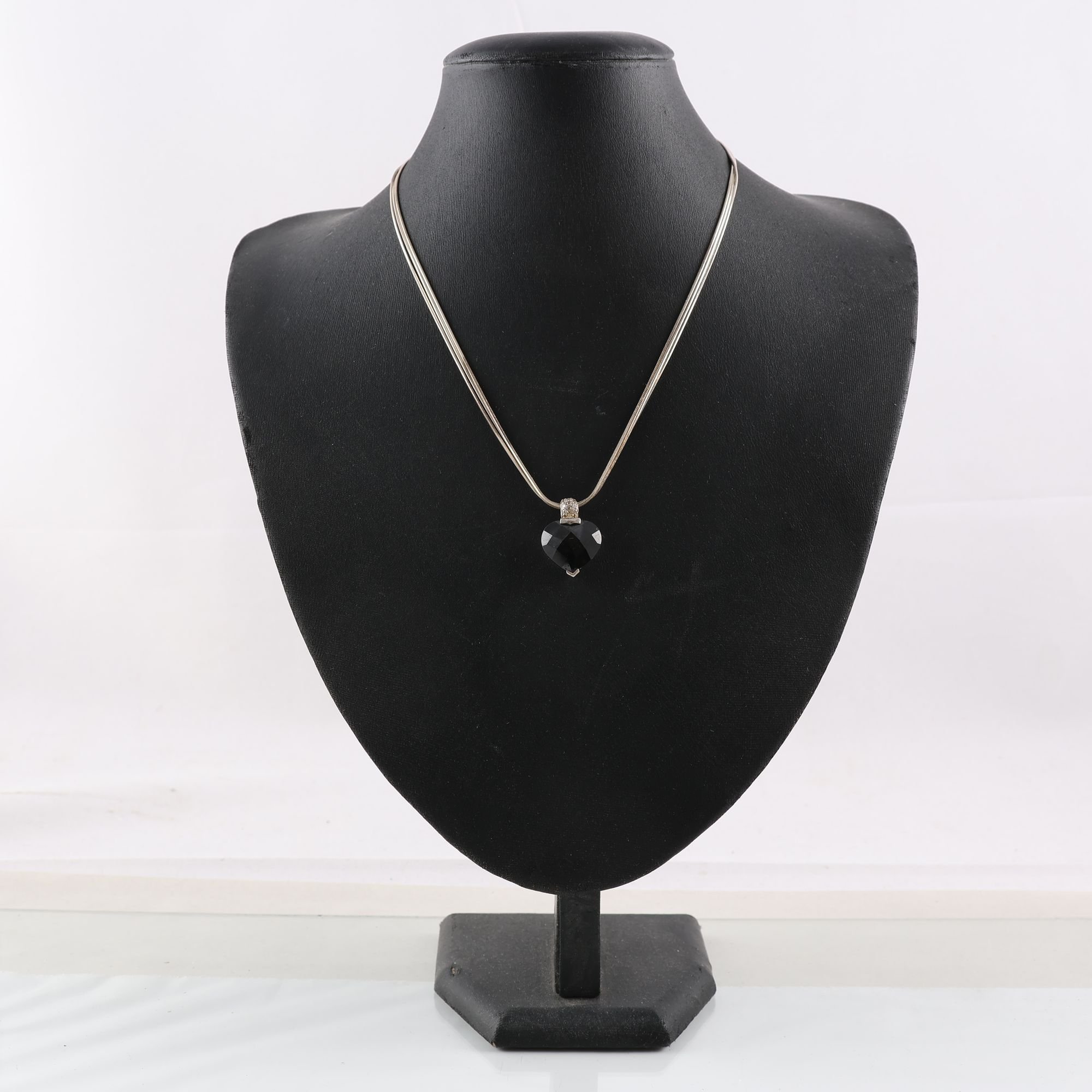 Halsband & hänge, tre trådig kedja, brv: 16.6g