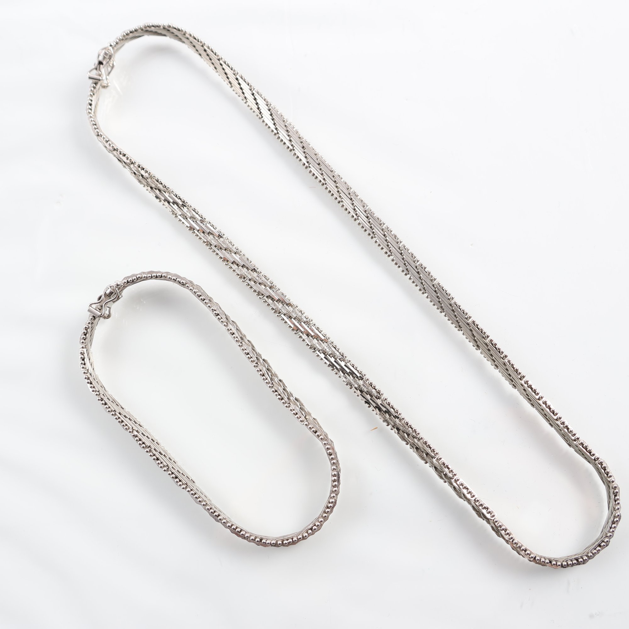 Silverhalsband och armband, kattfot S. Vikt: 32.4g