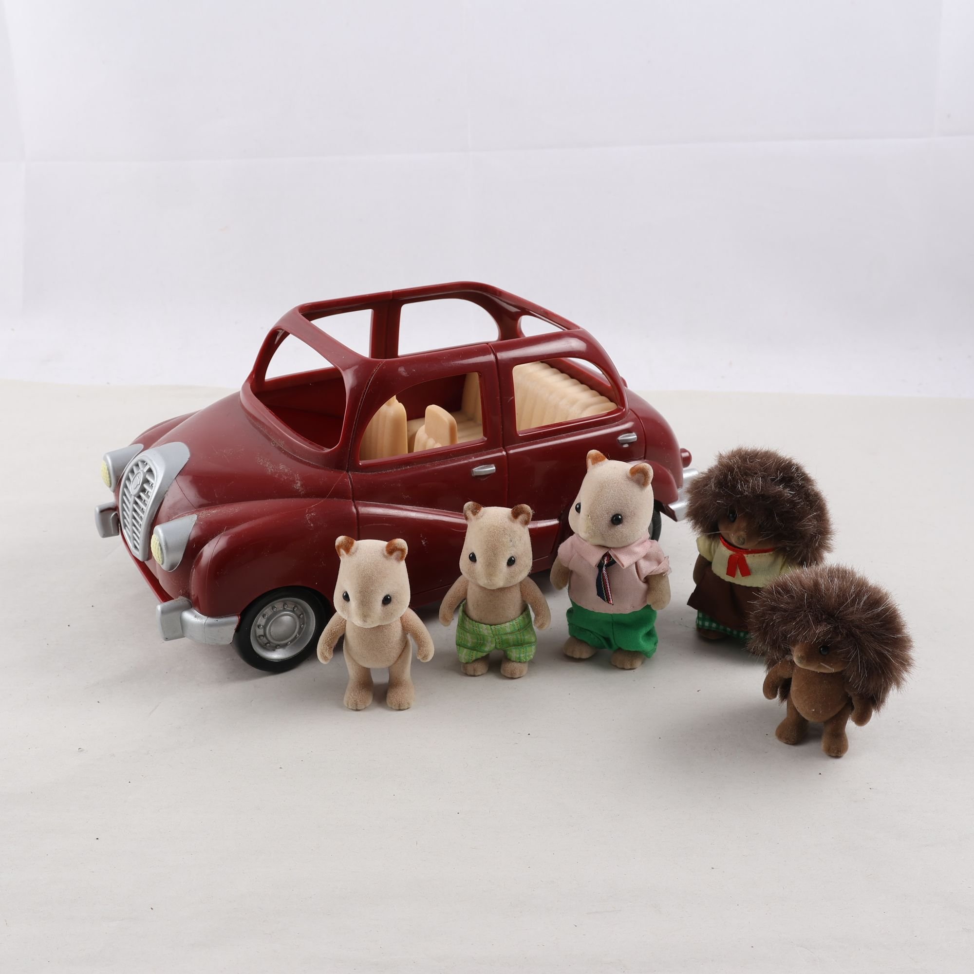 Sylvanian Family, bil med 5 figurer, igelkott & hamster.