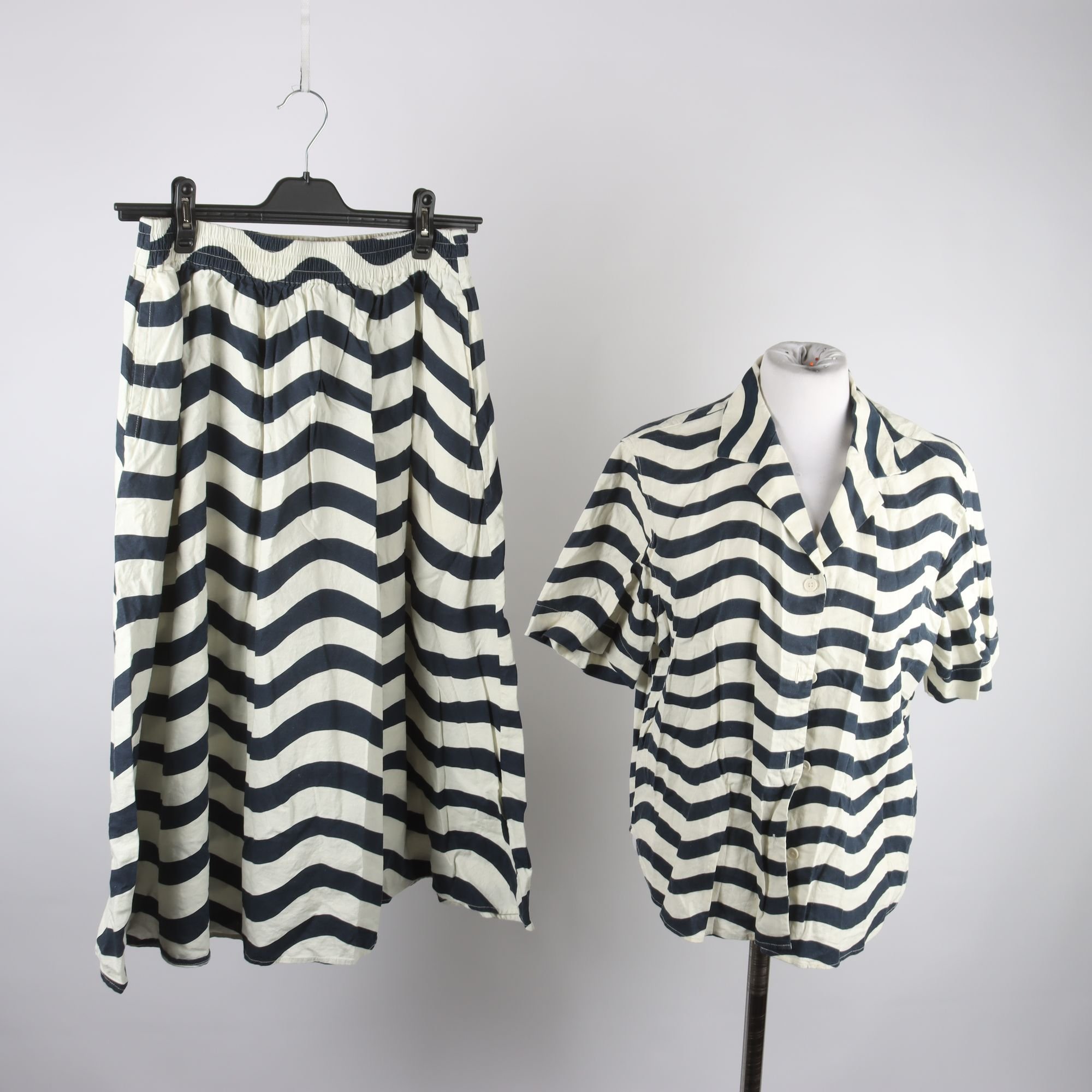 Kjol och blus, Marimekko, randig, vit, blå, stl. M.