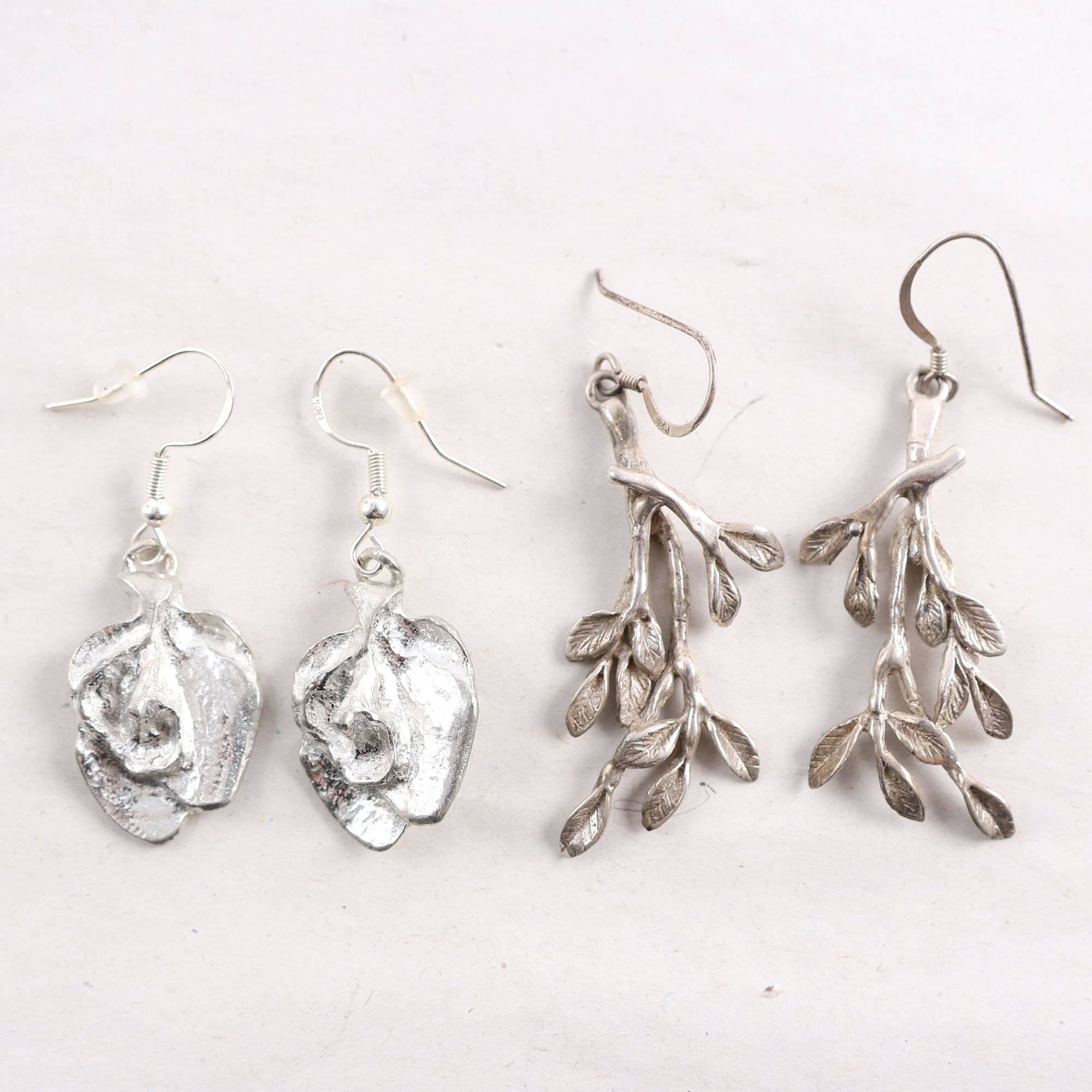Örhängen, två par, silver, bladmotiv, vikt: 13.5g