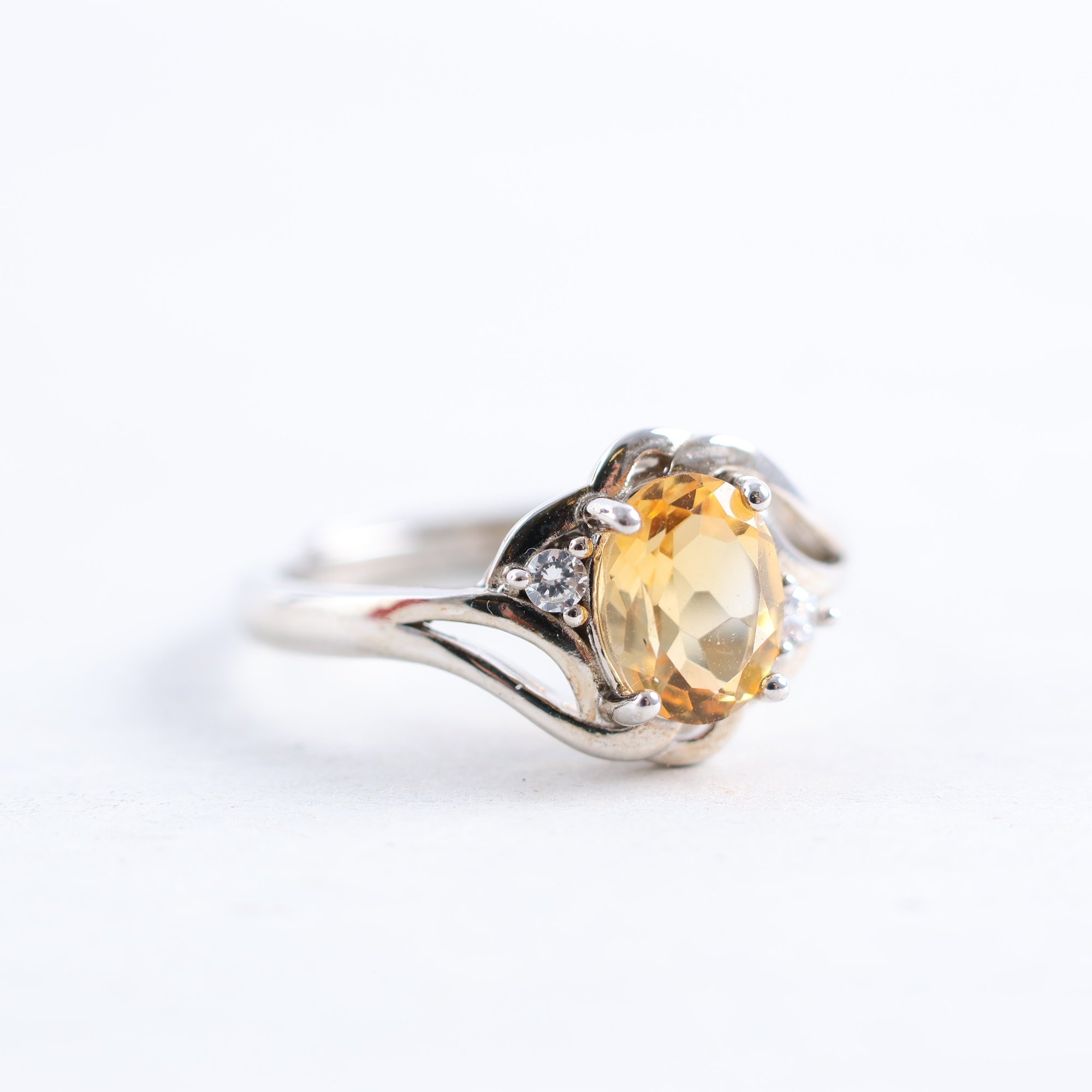Ring, silver, gult glas, brv: 2.7g
