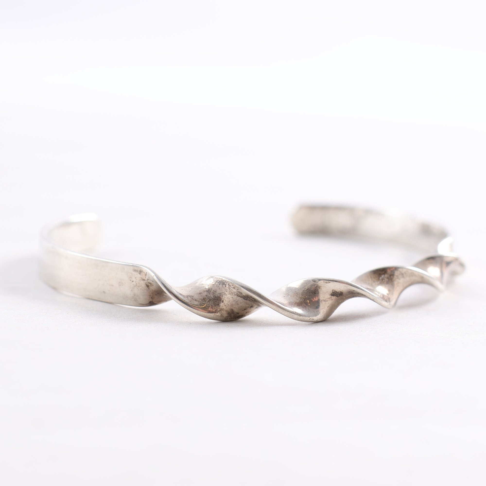 Armring, silver, öppen, vriden, vikt: 13.1g