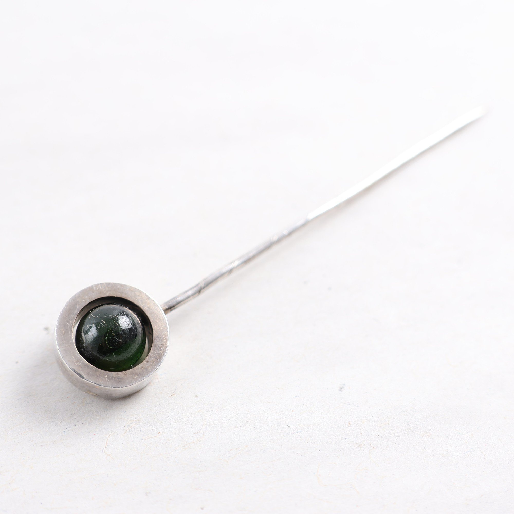 Hattnål / kavajnål, silver, glaspärla, brv: 3g