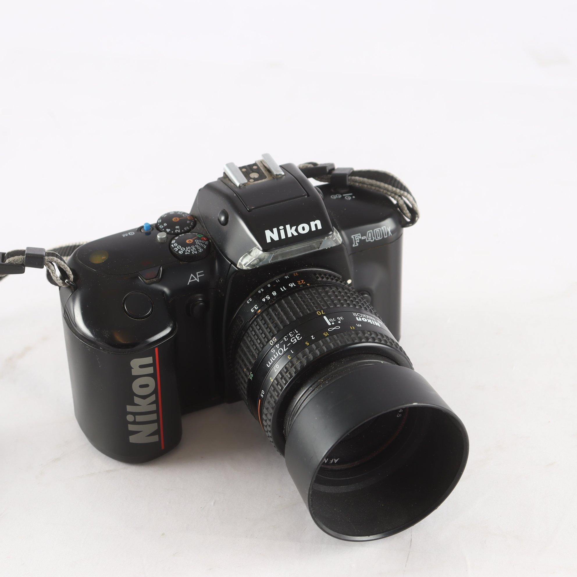 Systemkamera, Nikon F-401x, med ett 35-70 objektiv. Repobjekt.