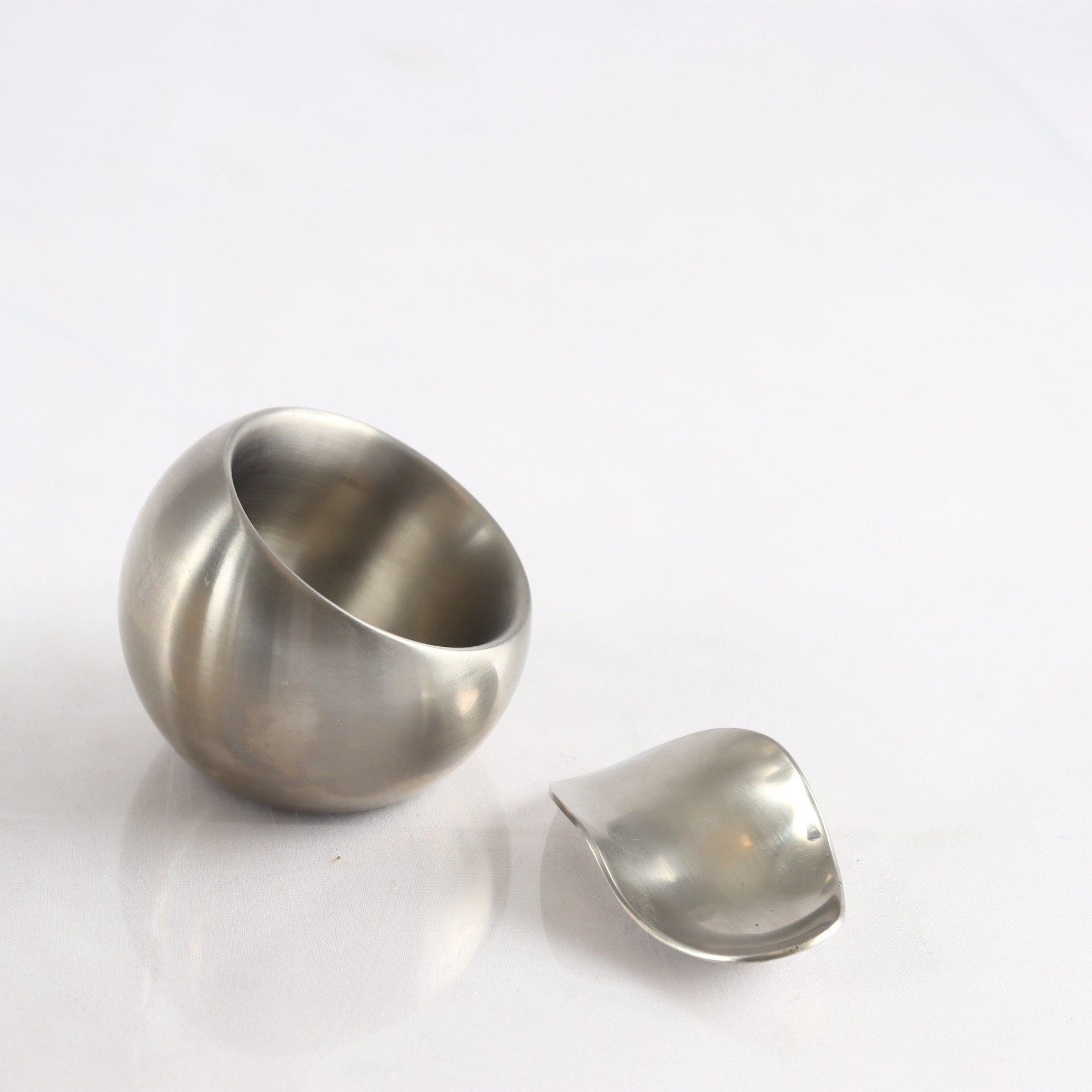 Saltkar med sked, rostfritt stål, ”Twist”, Georg Jensen, Danmark