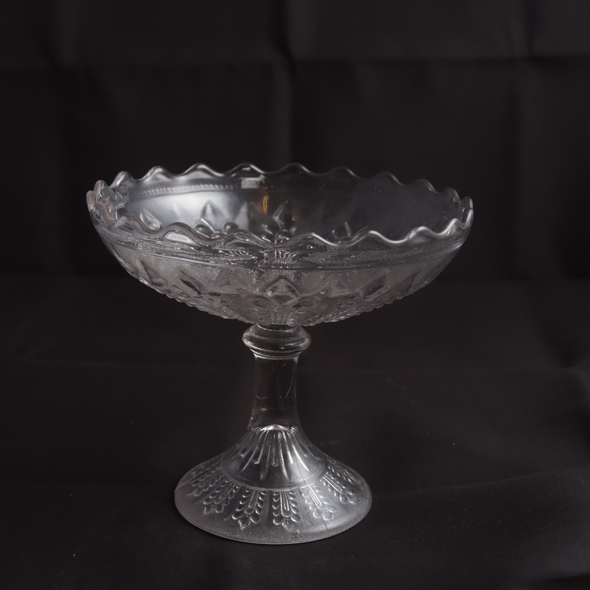 Skål på fot, pressglas, 1800/1900-tal