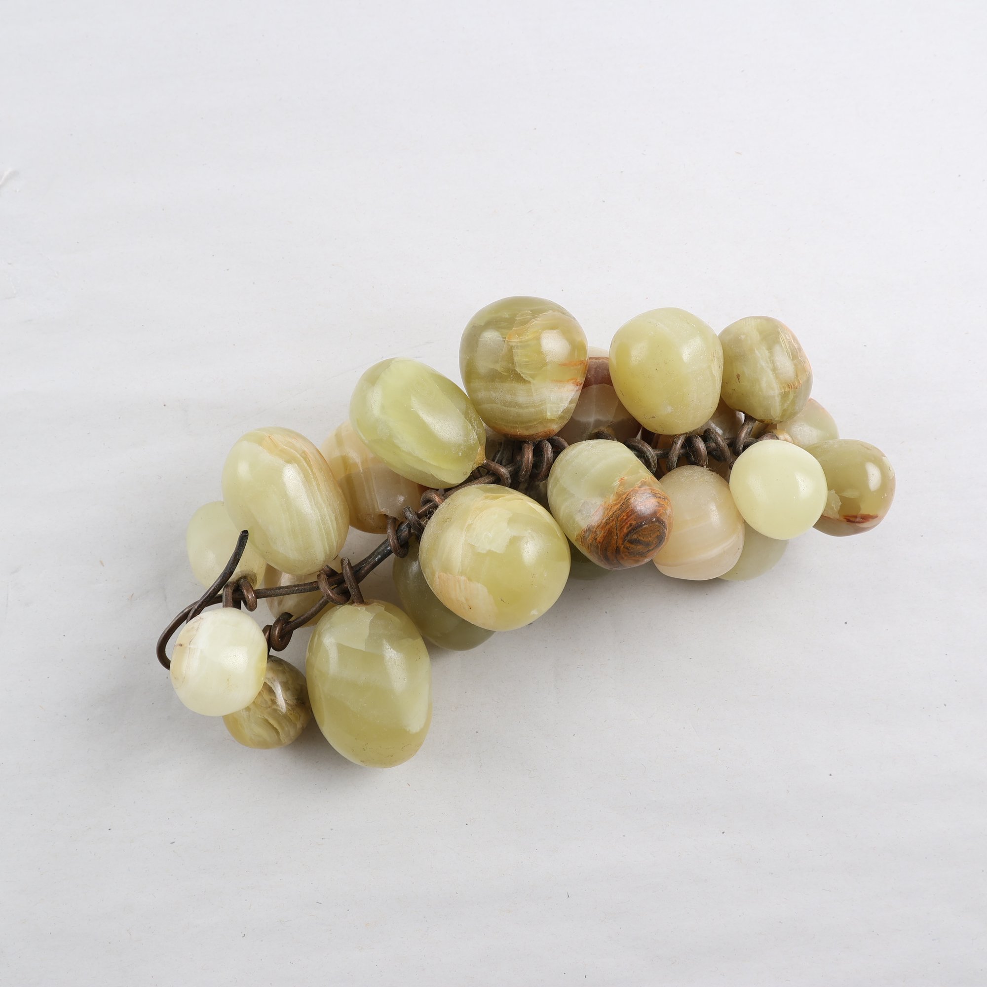 Bordsdekoration, Druvklase, Alabaster, Metall.