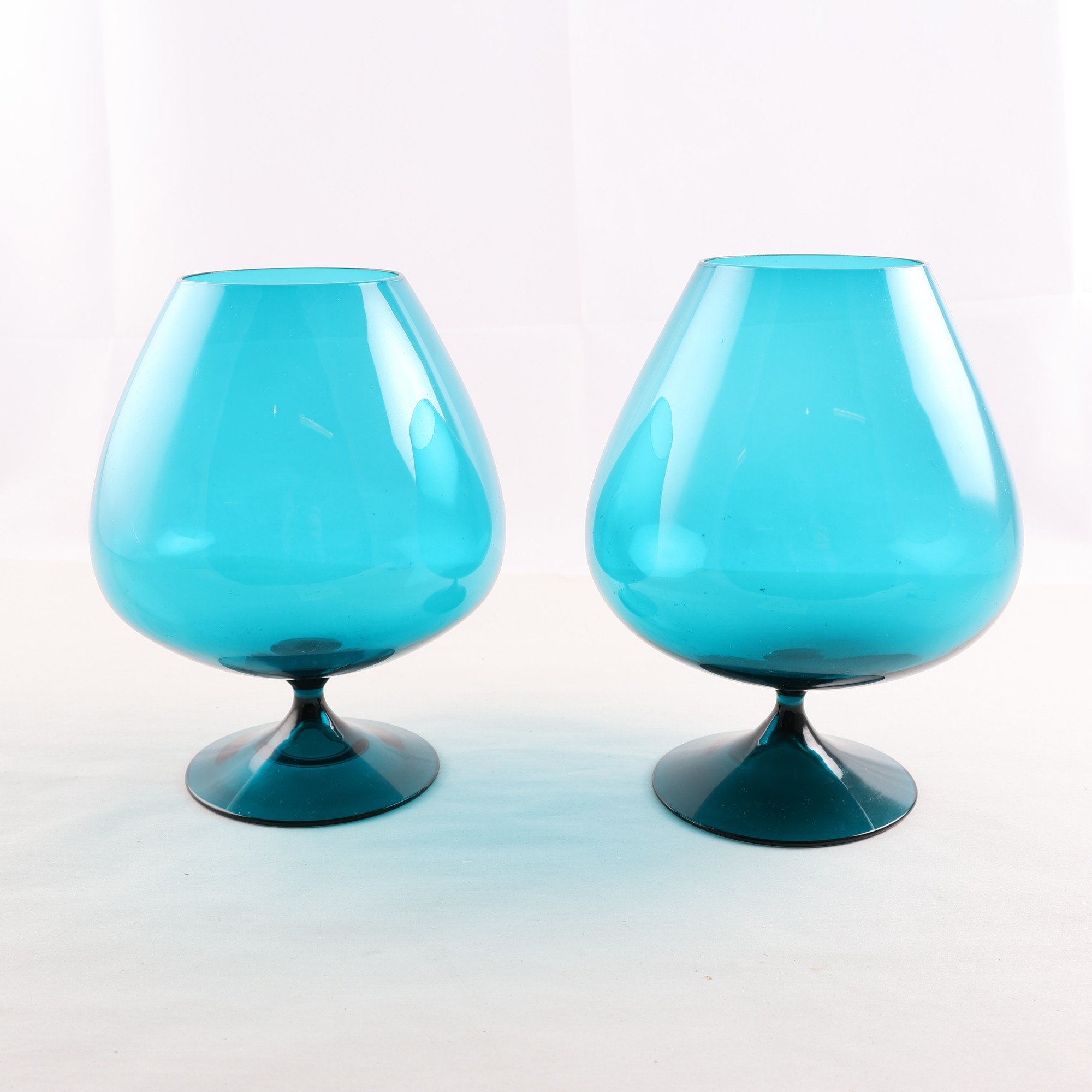 Skålar på fot, Glas, mitten av 1900-talet, turkosa. 2 st. Samfraktas ej