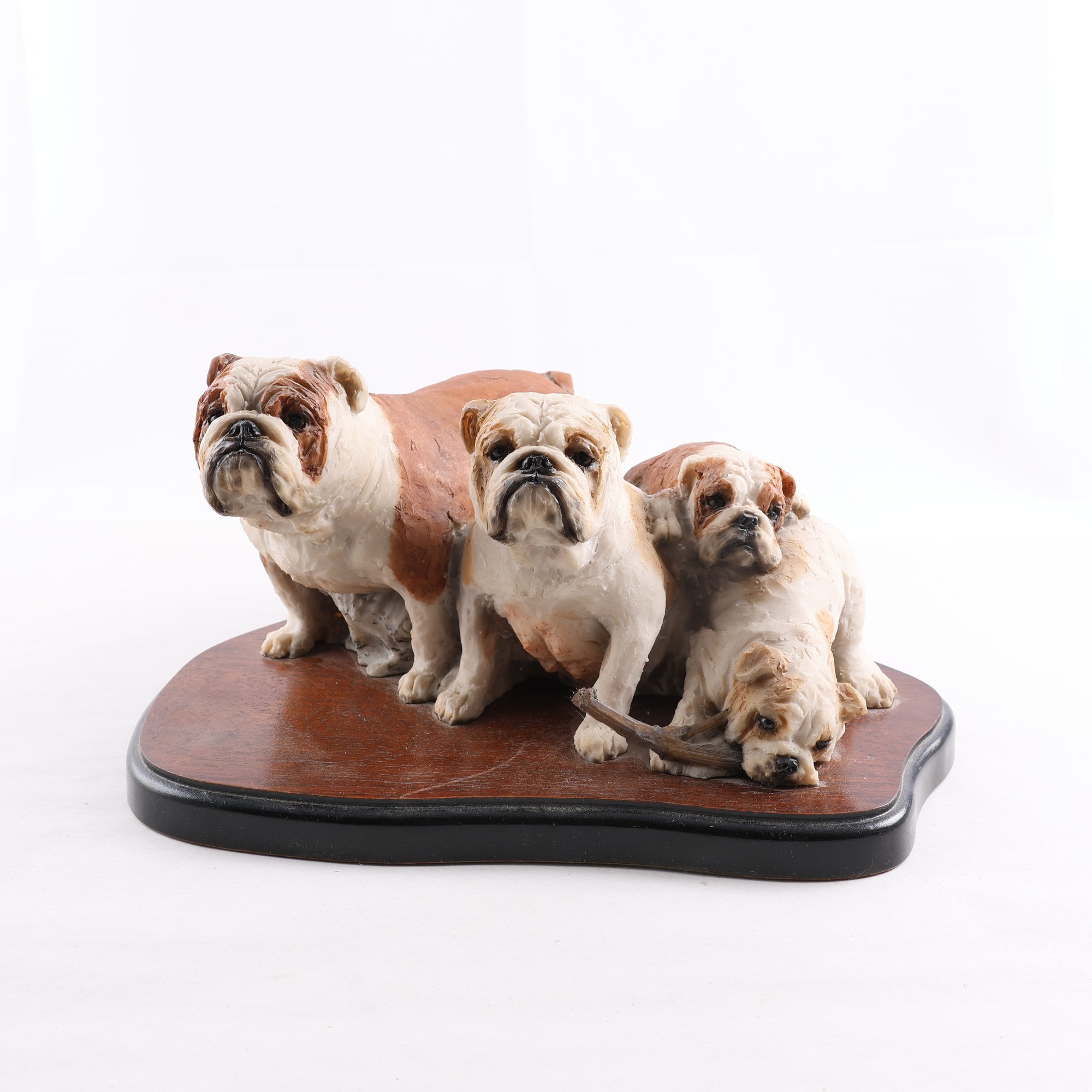 Figurin, Bulldogfamilj på träplakett, Lera, sign. Samfraktas ej