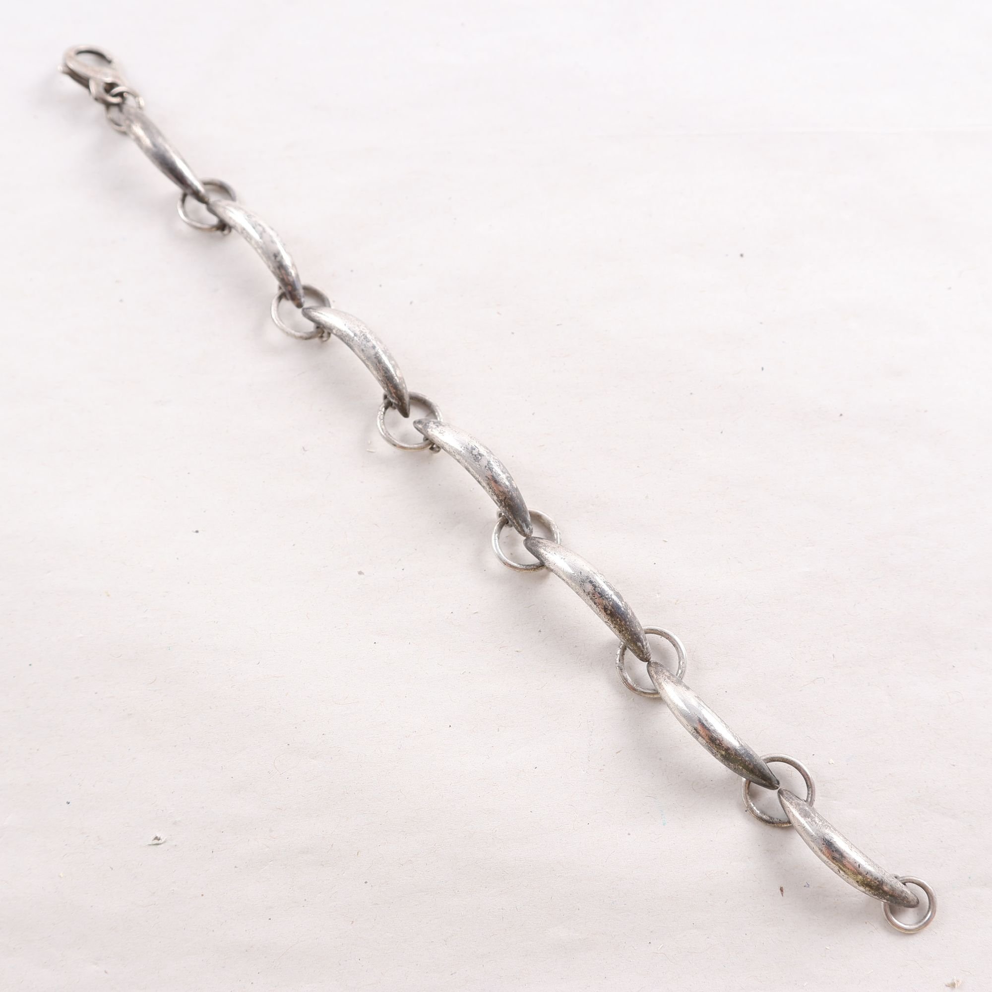 Armband, silver, böjda länkar, vikt: 23.7g
