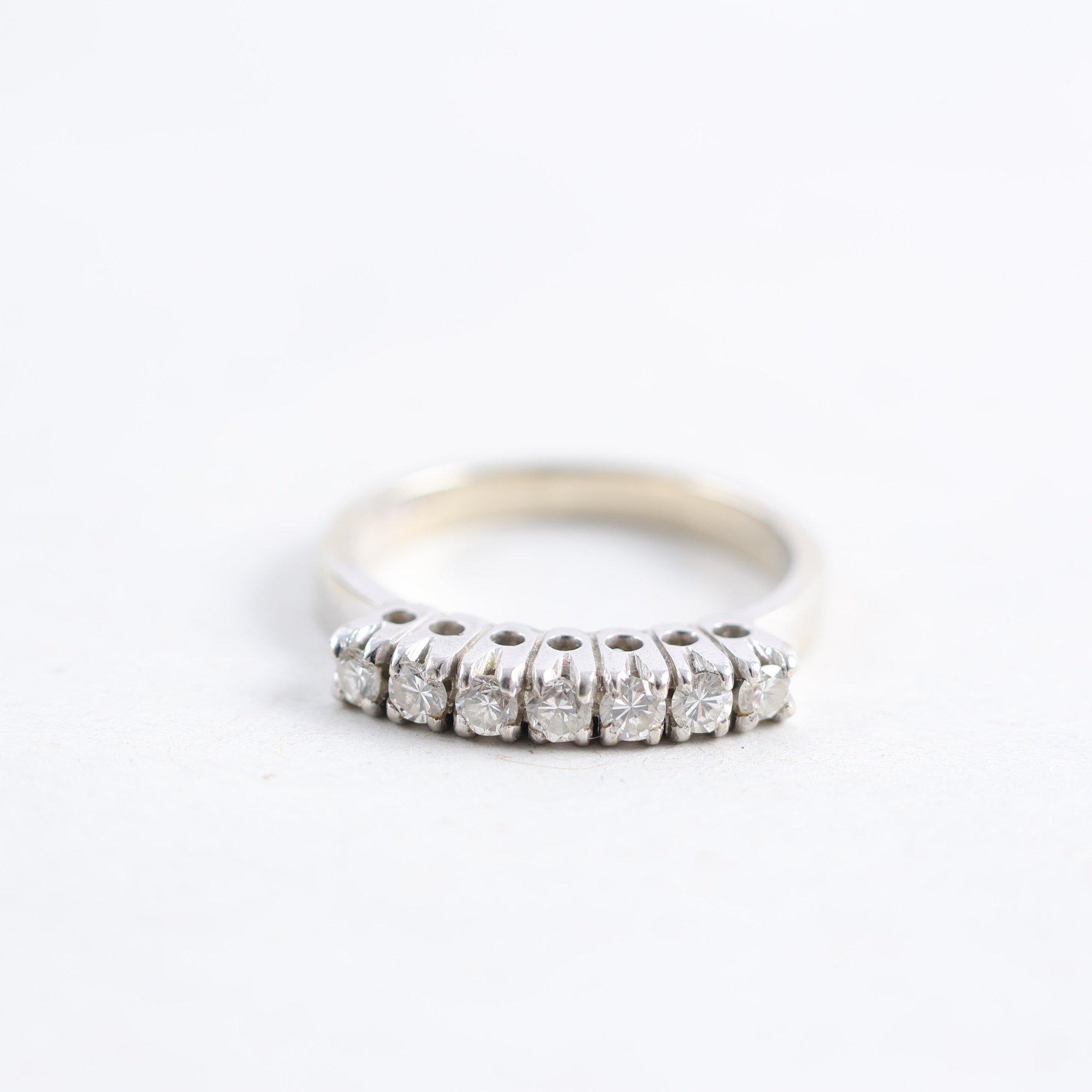 Ring, vitt guld 18k, stenar, brv: 2.8g