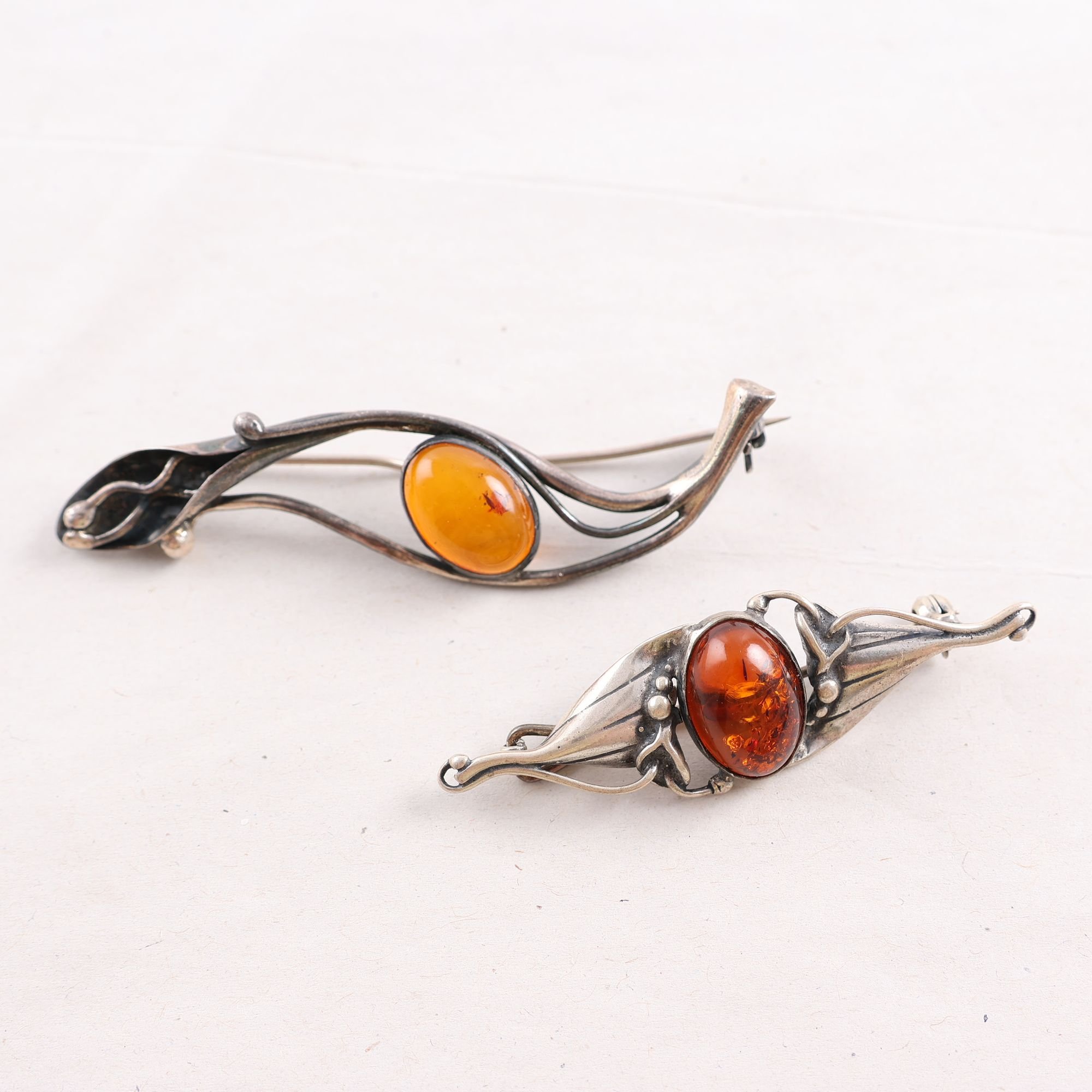 Broscher, vintage, två stycken, silver, bärnsten, brv: 12g