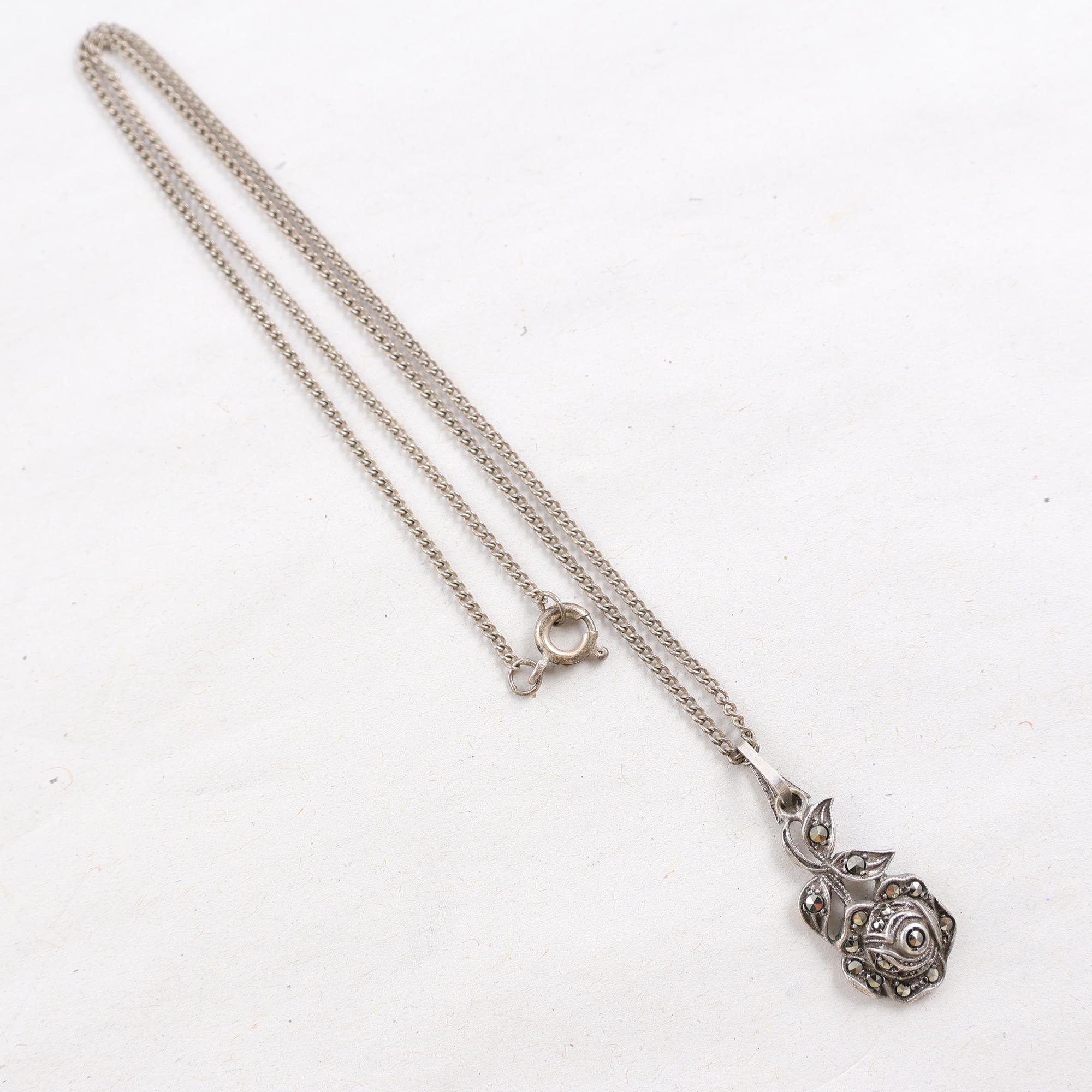 Halsband ros med karkasit, silver, kattfot