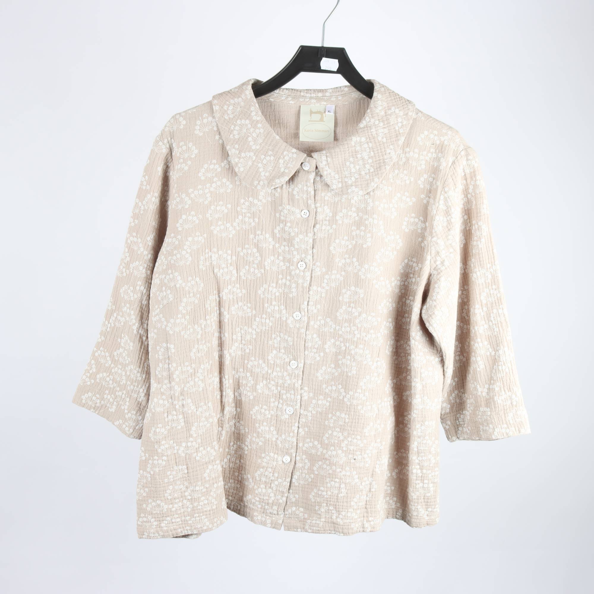 Blus, Karin Sömmare, blommig, vit, beige, stl. XL.