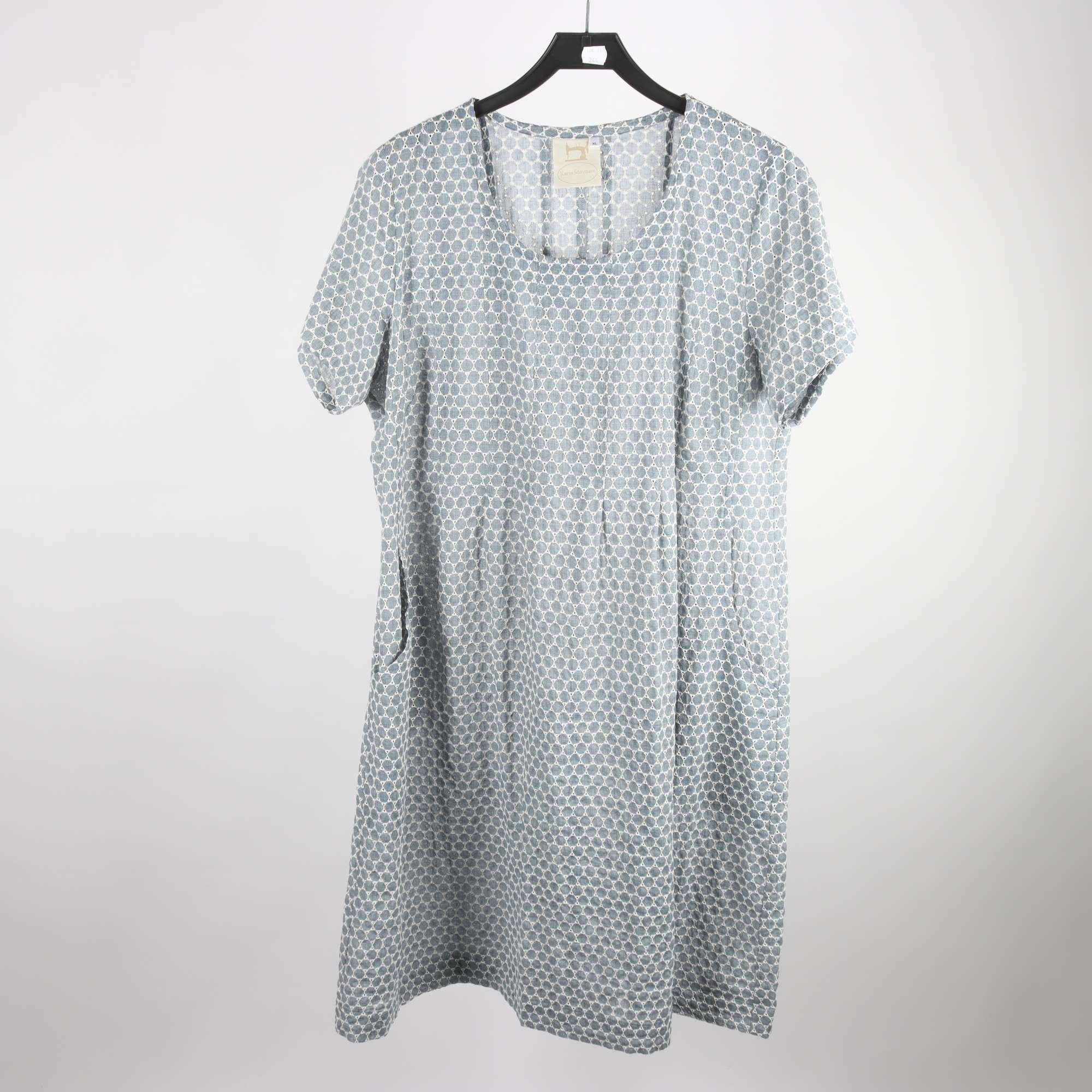 Klänning, Karin Sömmare, grå, vit, hålbroderi, stl. XL.