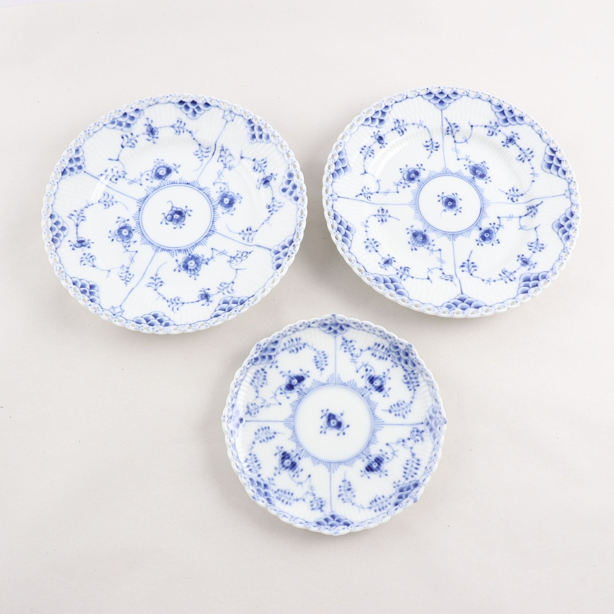 Assietter Och kaffefat, Royal copenhagen, musselmalet, 3 st. Samfraktas ej