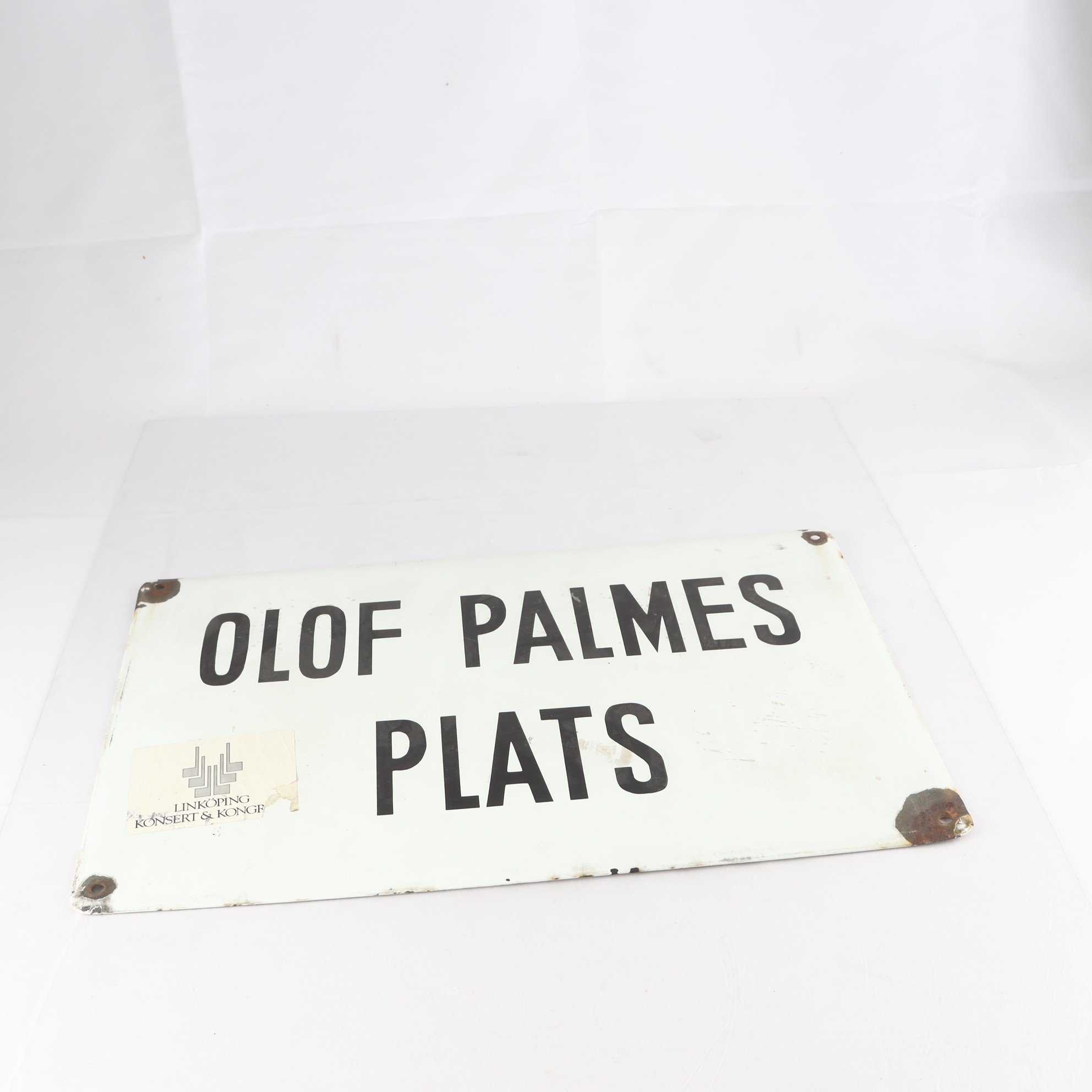 Gatuskylt, Emalj, ”Olof Palmes plats”. Samfraktas ej.