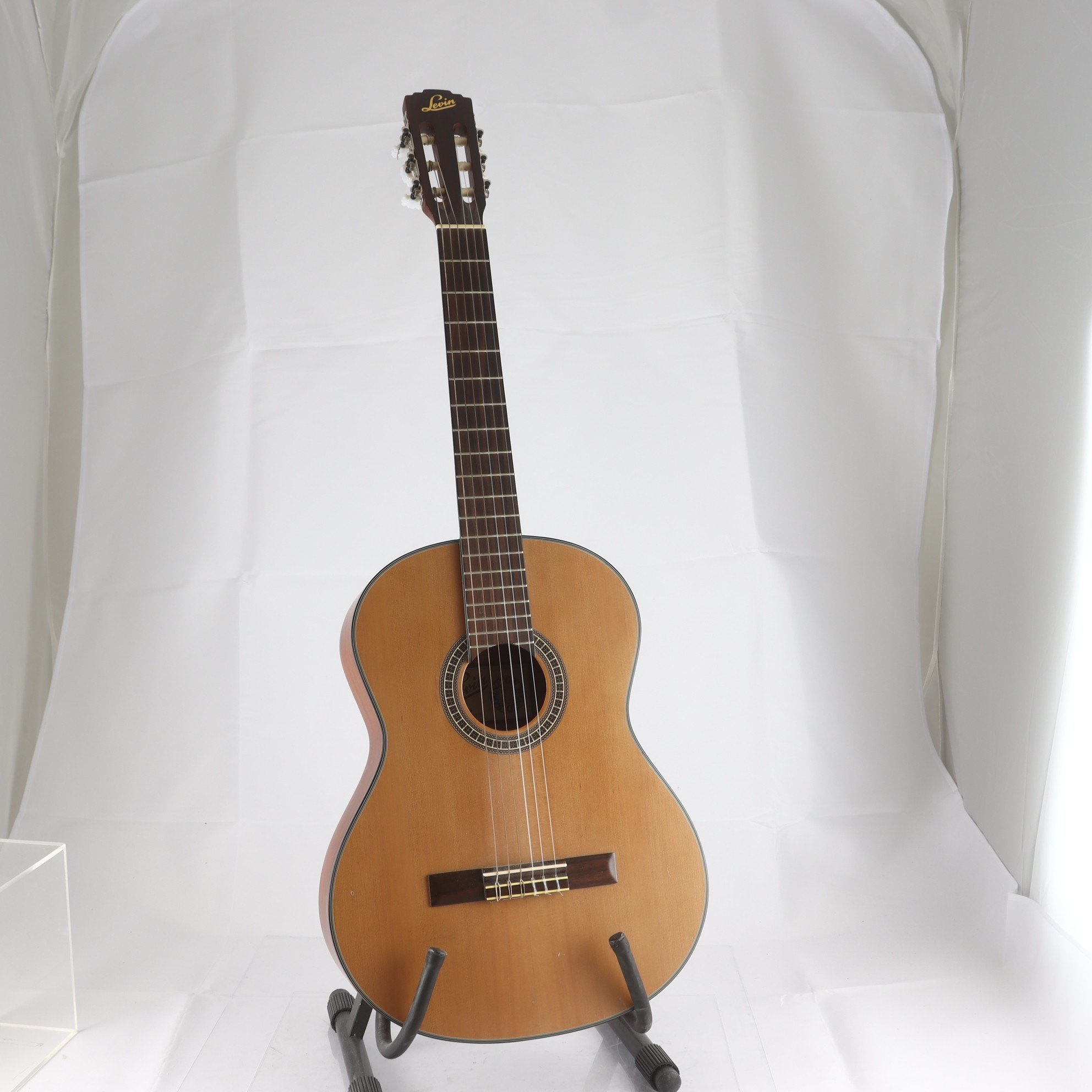 Akustisk gitarr, Levin. Endast avhämtning.