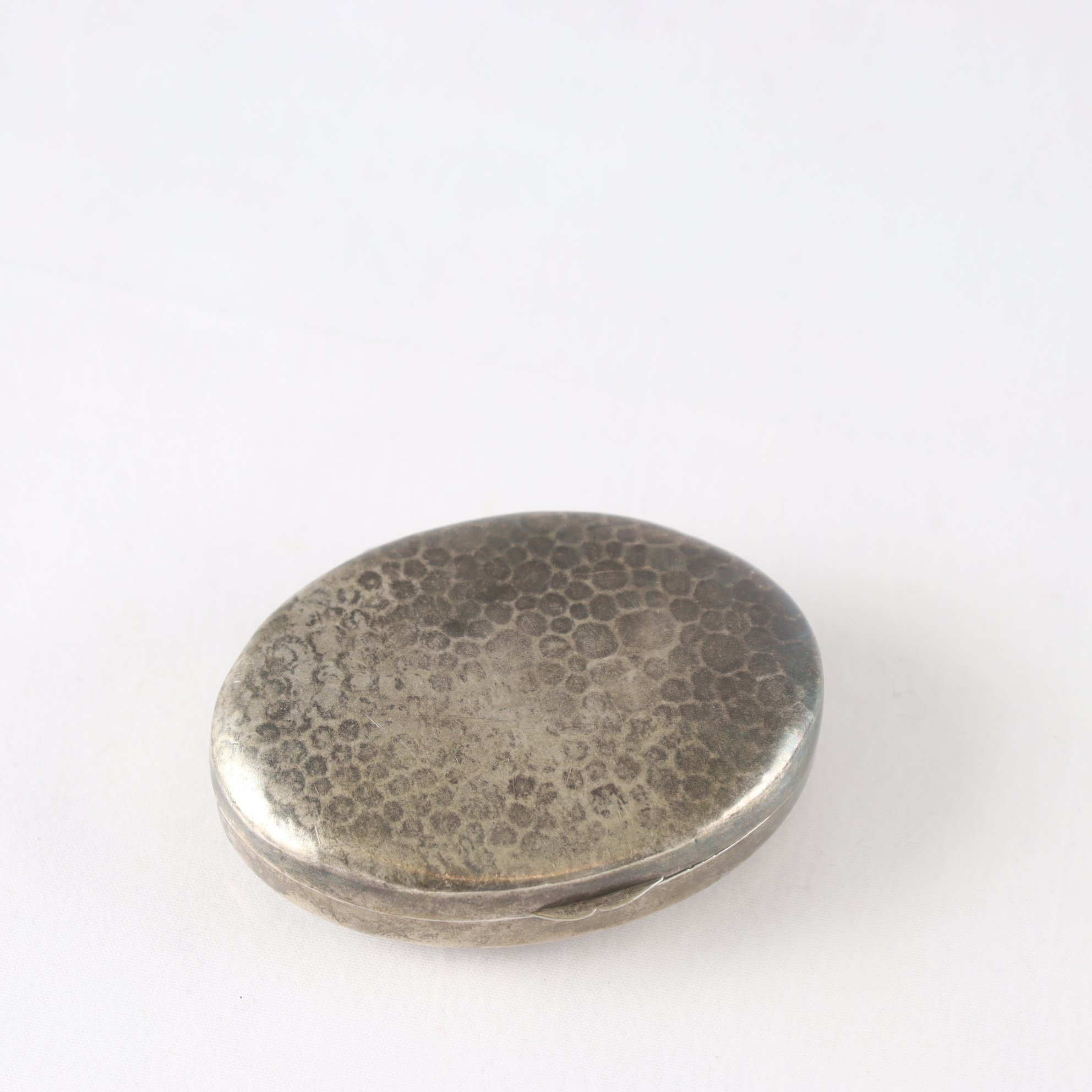 Snusdosa, silver 830, hamrad, tillverkarstämpel W.G