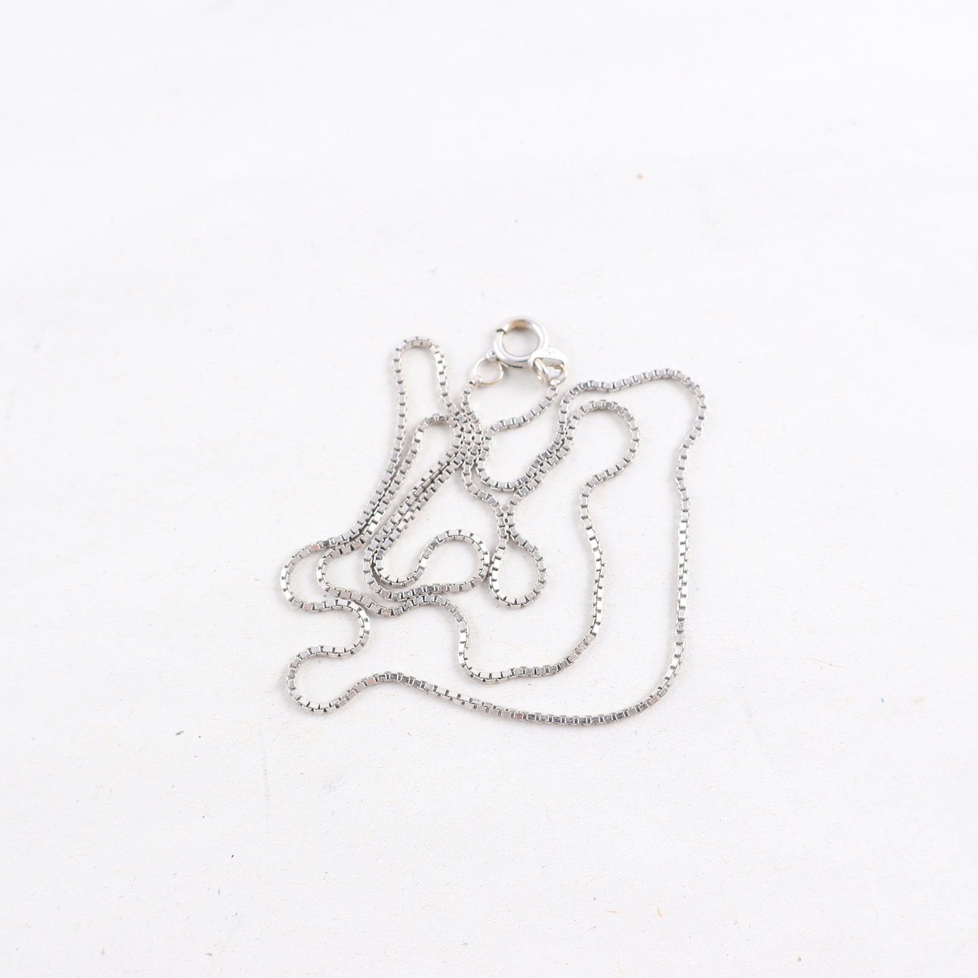 Halsband, vitt guld 18k, vikt: 3 g