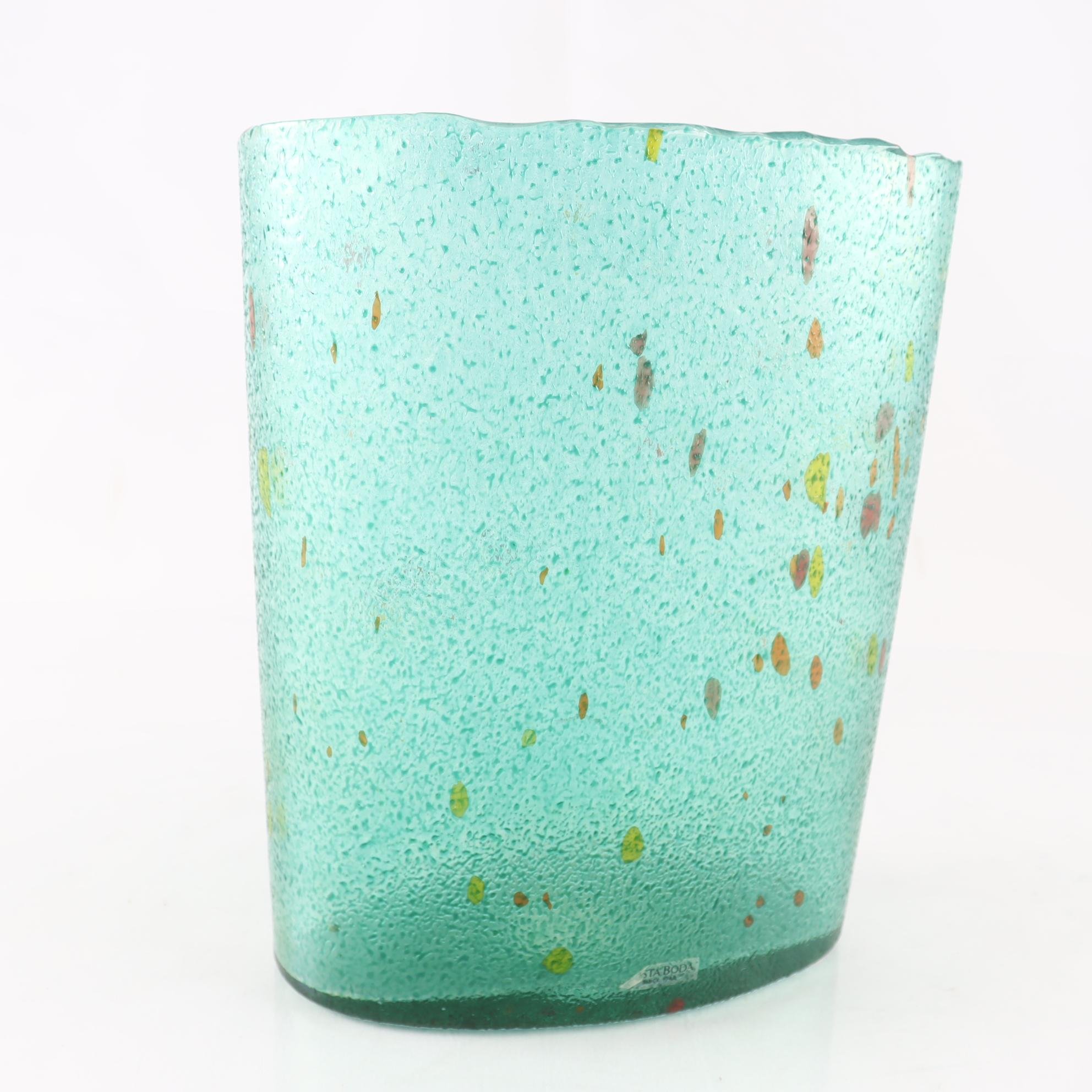 Vas, artist collection, Bertil Vallien, Kosta Boda. Samfraktas ej.