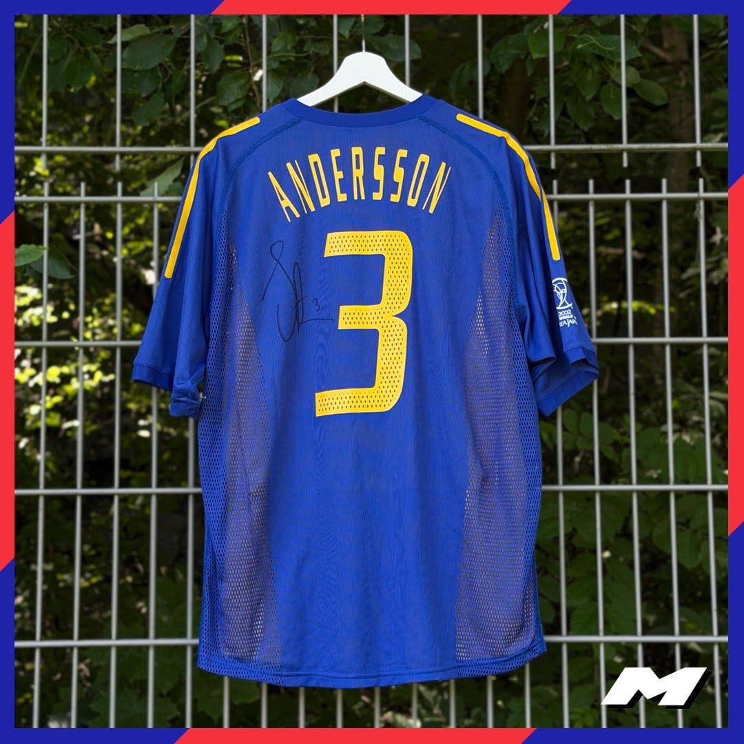 Signerad matchtröja från VM 2002, skänkt personligen av Patrik Andersson