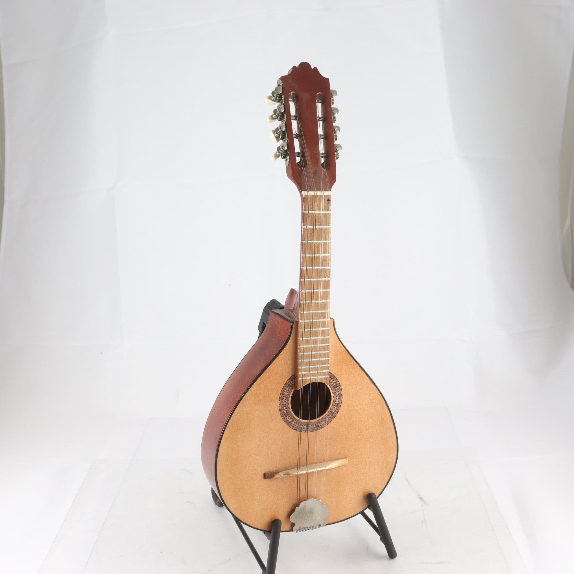 Mandolin, gitarr. Endast avhämtning.