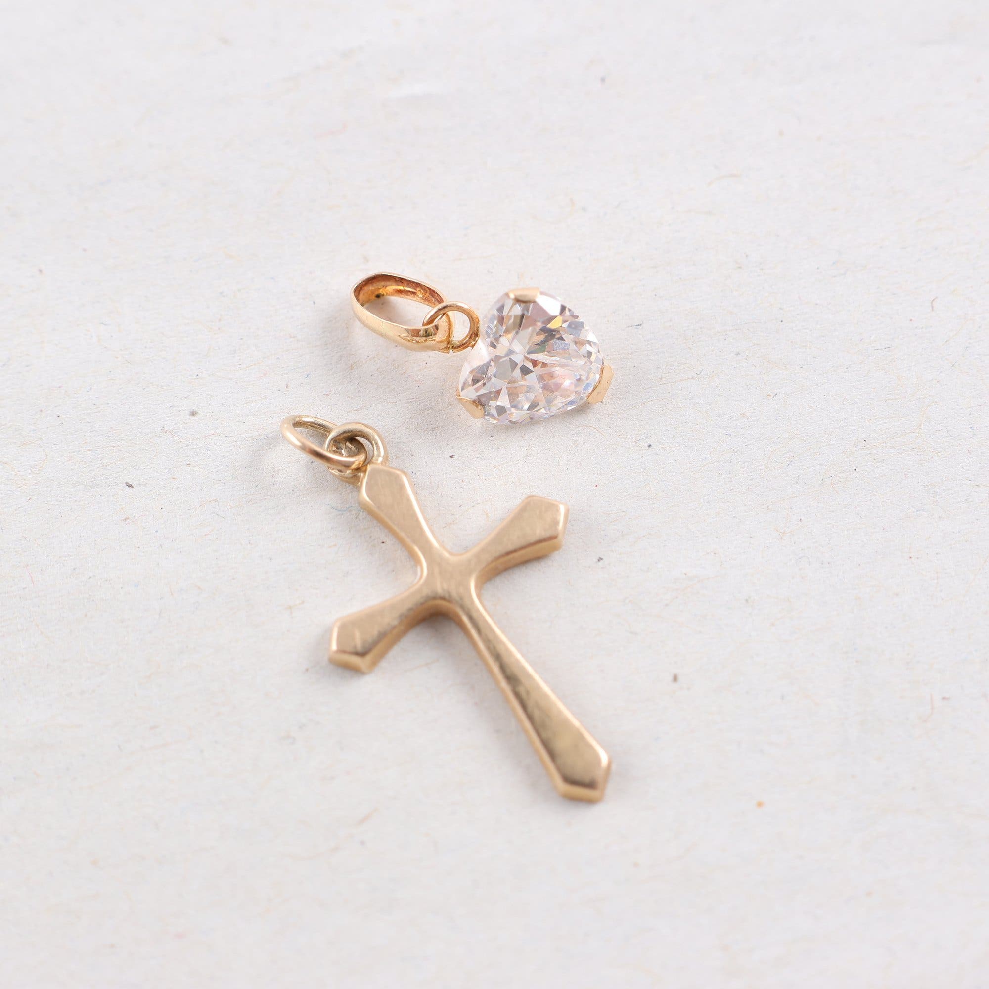 Hängen, två stycken, guld 18k, glas, brv: 1.1g