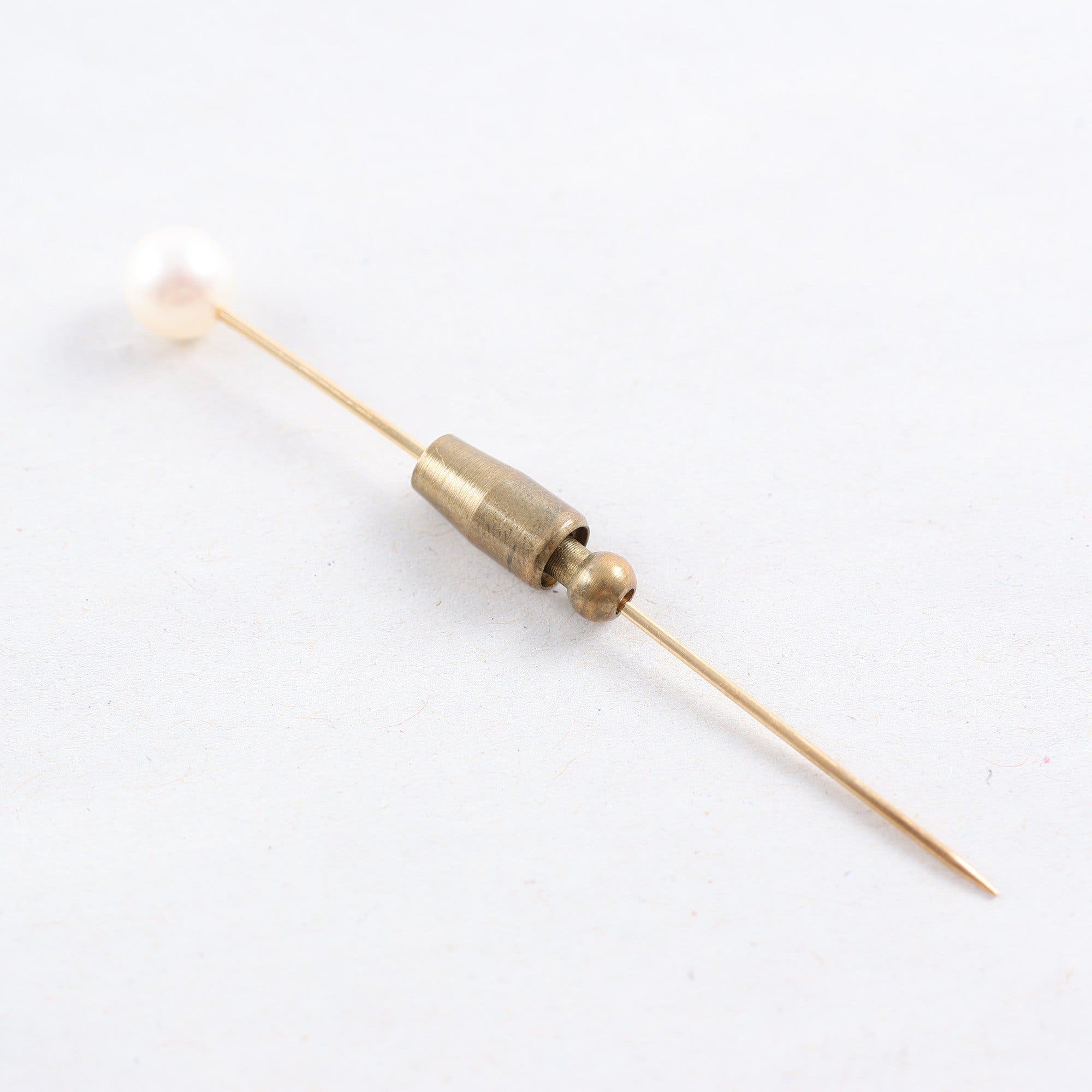 Kravattnål, guld 18k, pärla, brv: 2.5g