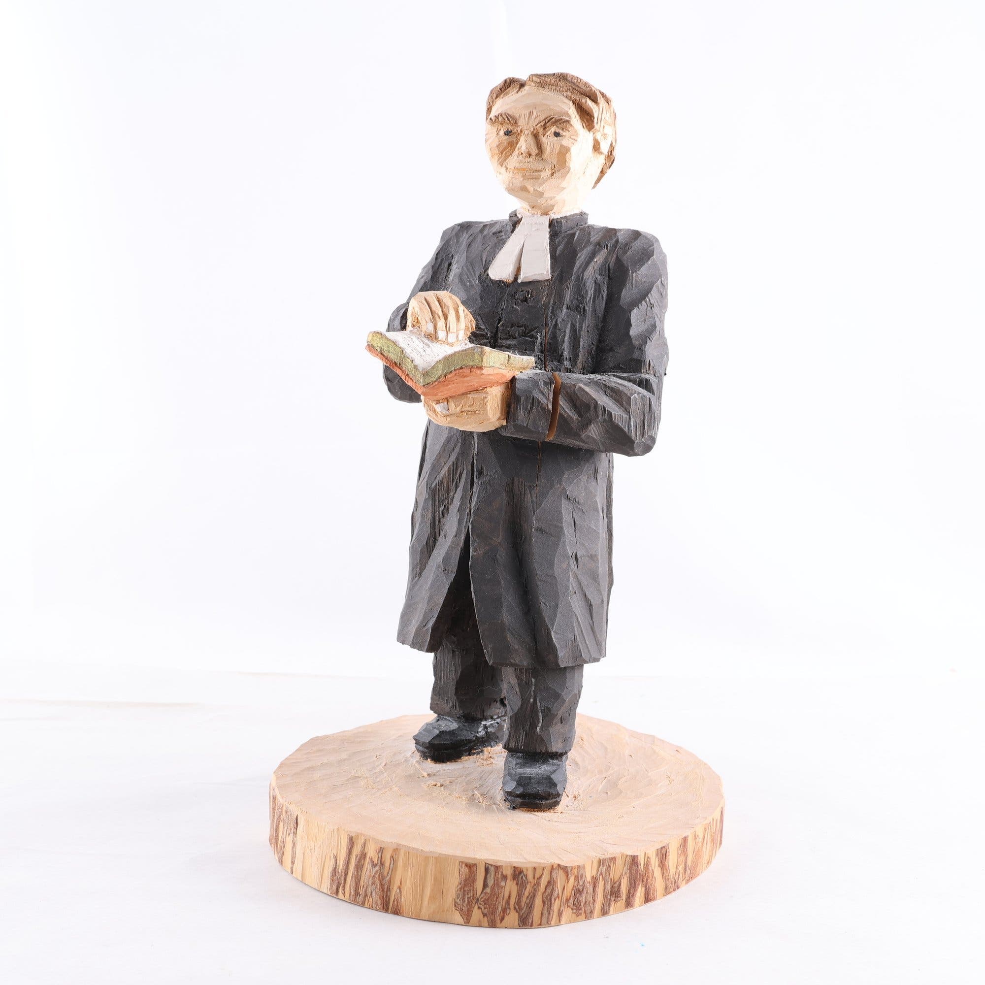 Snidad träfigur, Präst, Signerad S.E 86. Samfraktas ej