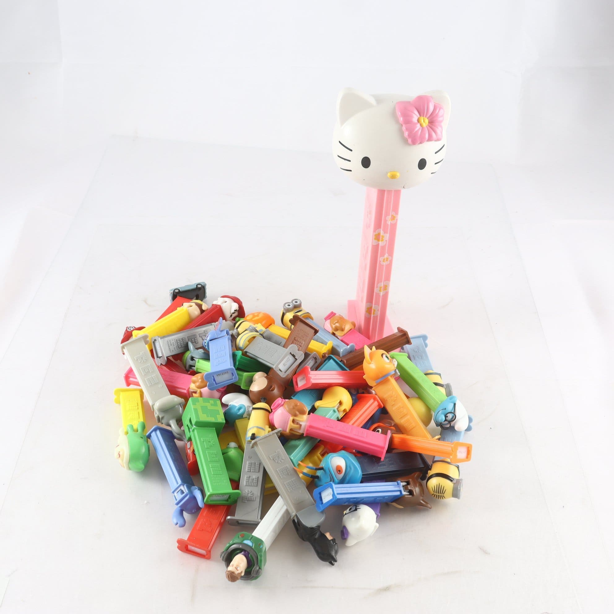 Figurer, Pez-godishållare