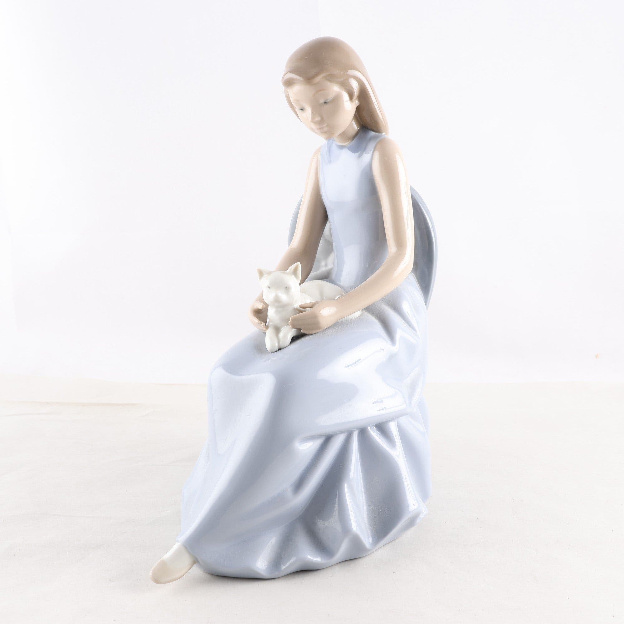 Figurin, Nao by llardo, Flicka med katt. Samfraktas ej