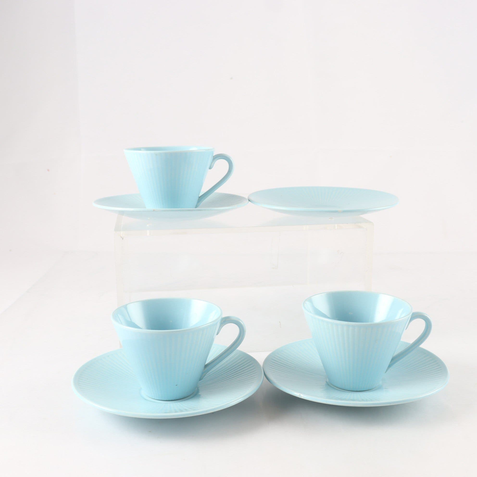 Kaffekoppar med fat, omärkta. Samfraktas ej.