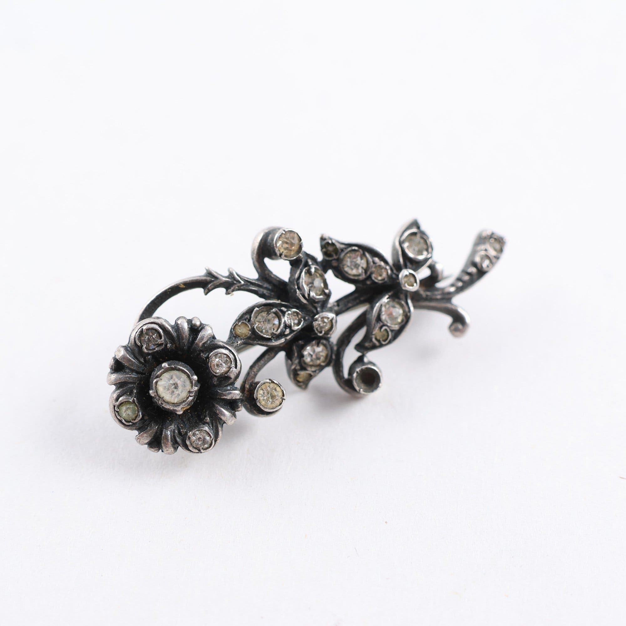 Brosch, Silver 925, Blomornament med stenar.