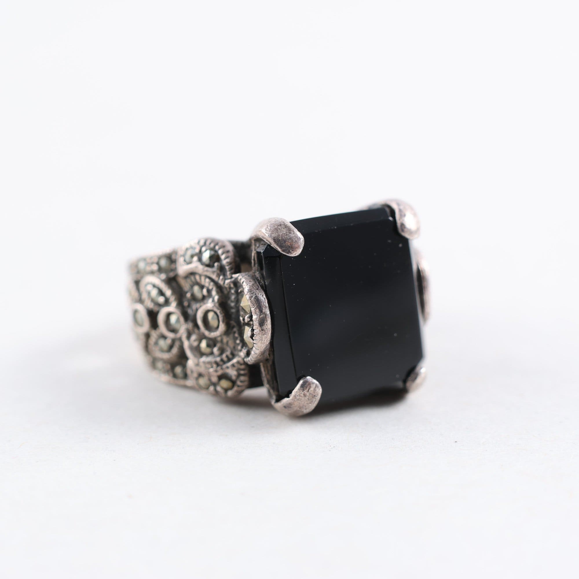 Ring, silver 925, markasiter, svart sten, vintage, brv: 9.7g