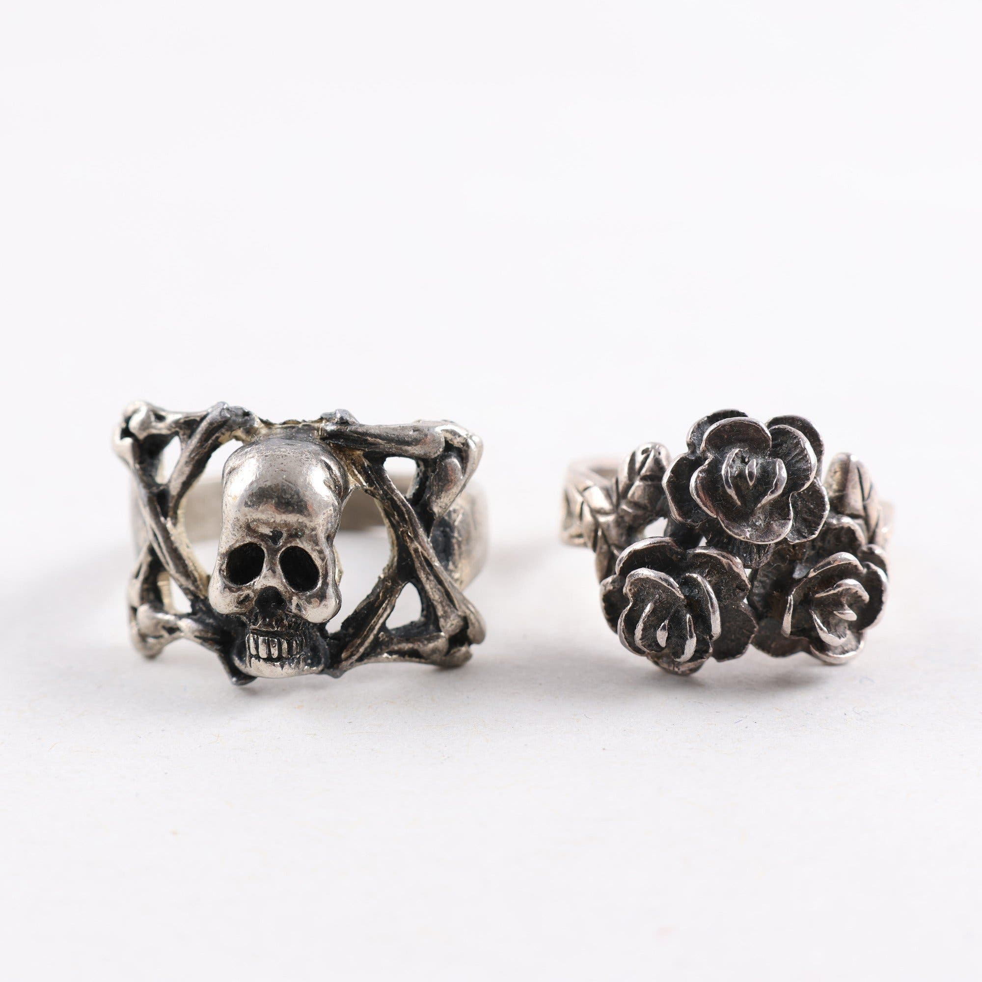 Ringar, silver, döskalle, rosor, vikt: 15.8g