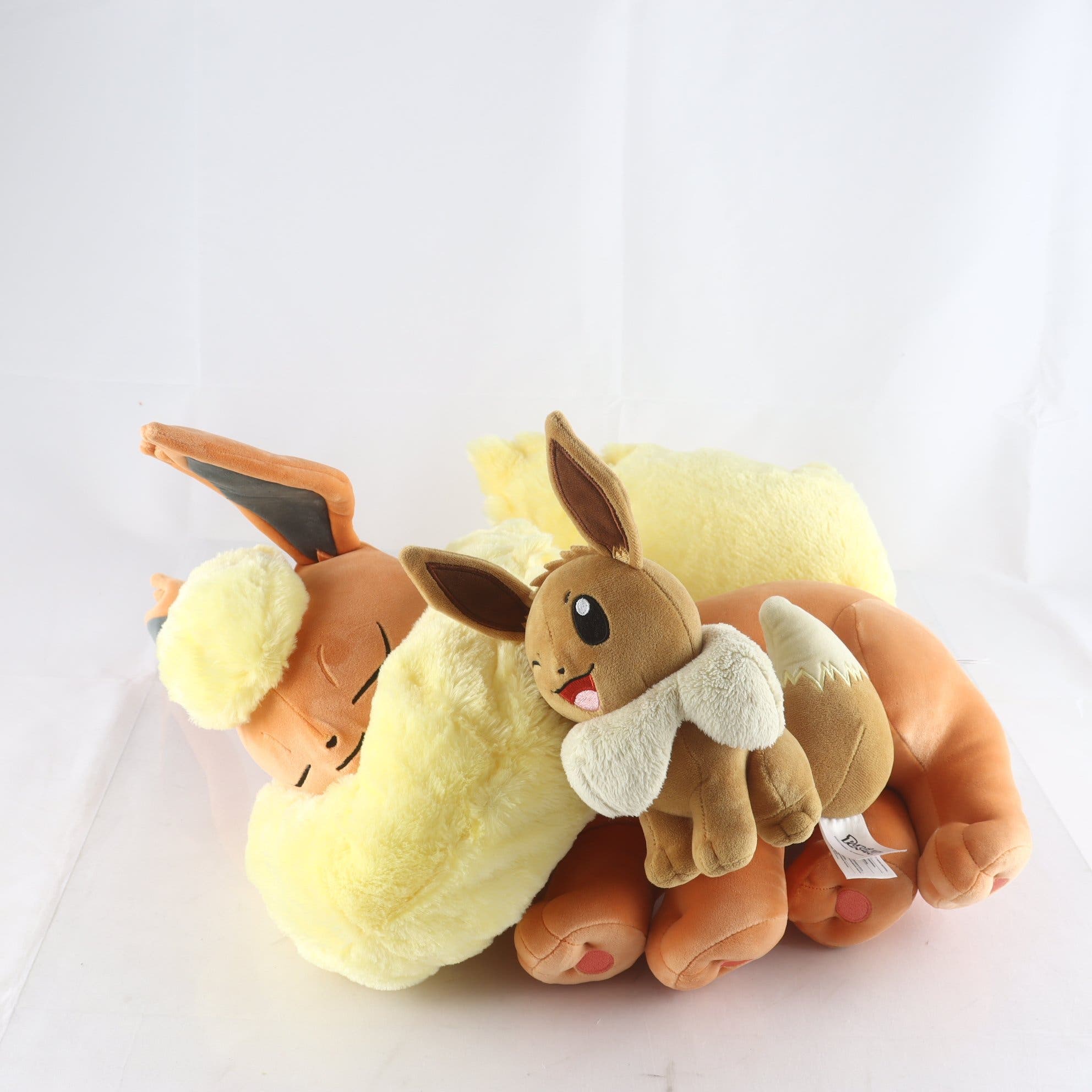 Gosedjur, Pokémon, Eeve & Flareon. Samfraktas ej.