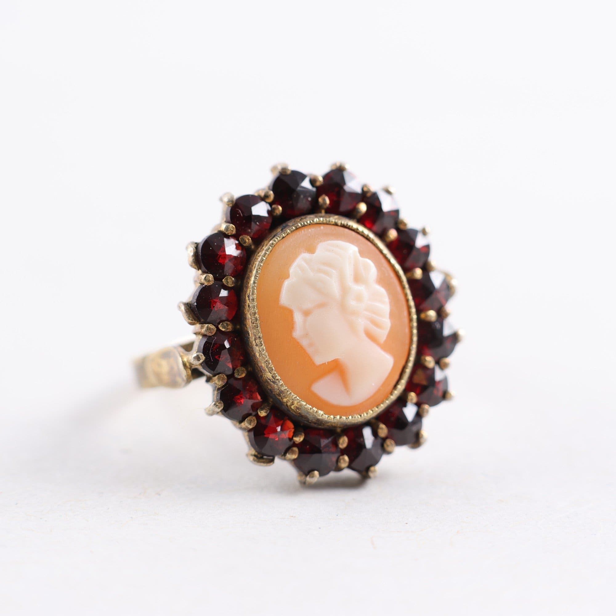 Ring, silver, kame inramad av röda stenar, brv: 4.4g