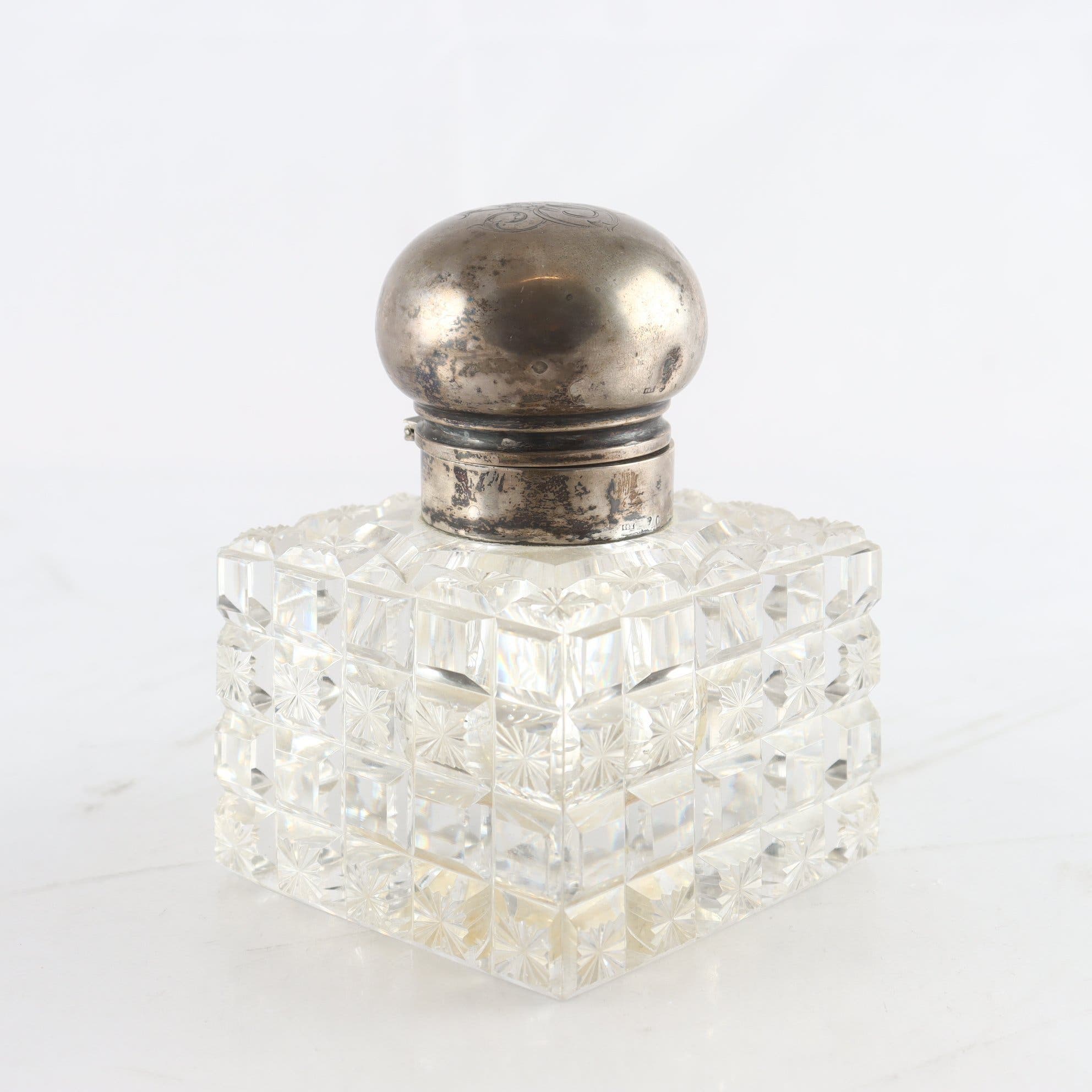 Bläckhorn, slipat glas, lock i silver, C.G Hallberg, Stockholm, kontrollstämplad