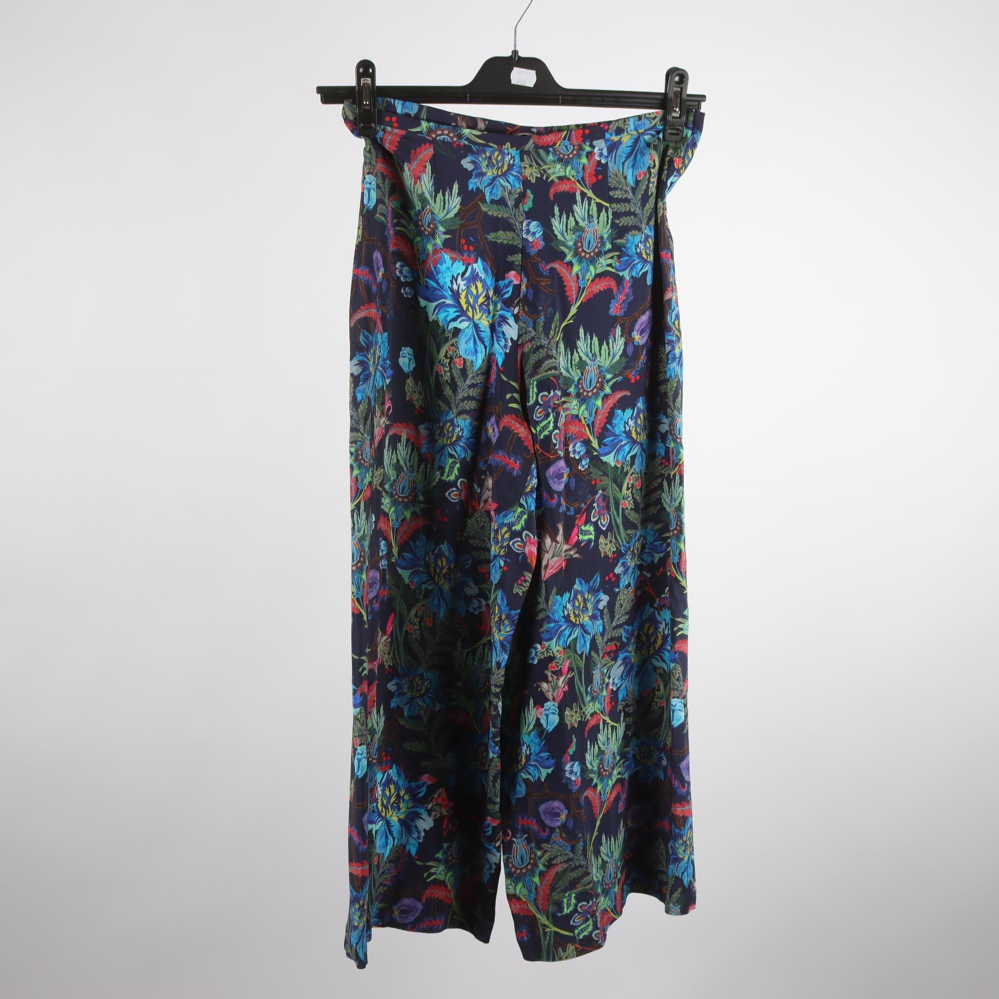 Ankelbyxor, H&M, blommig, blå, stl. 36.