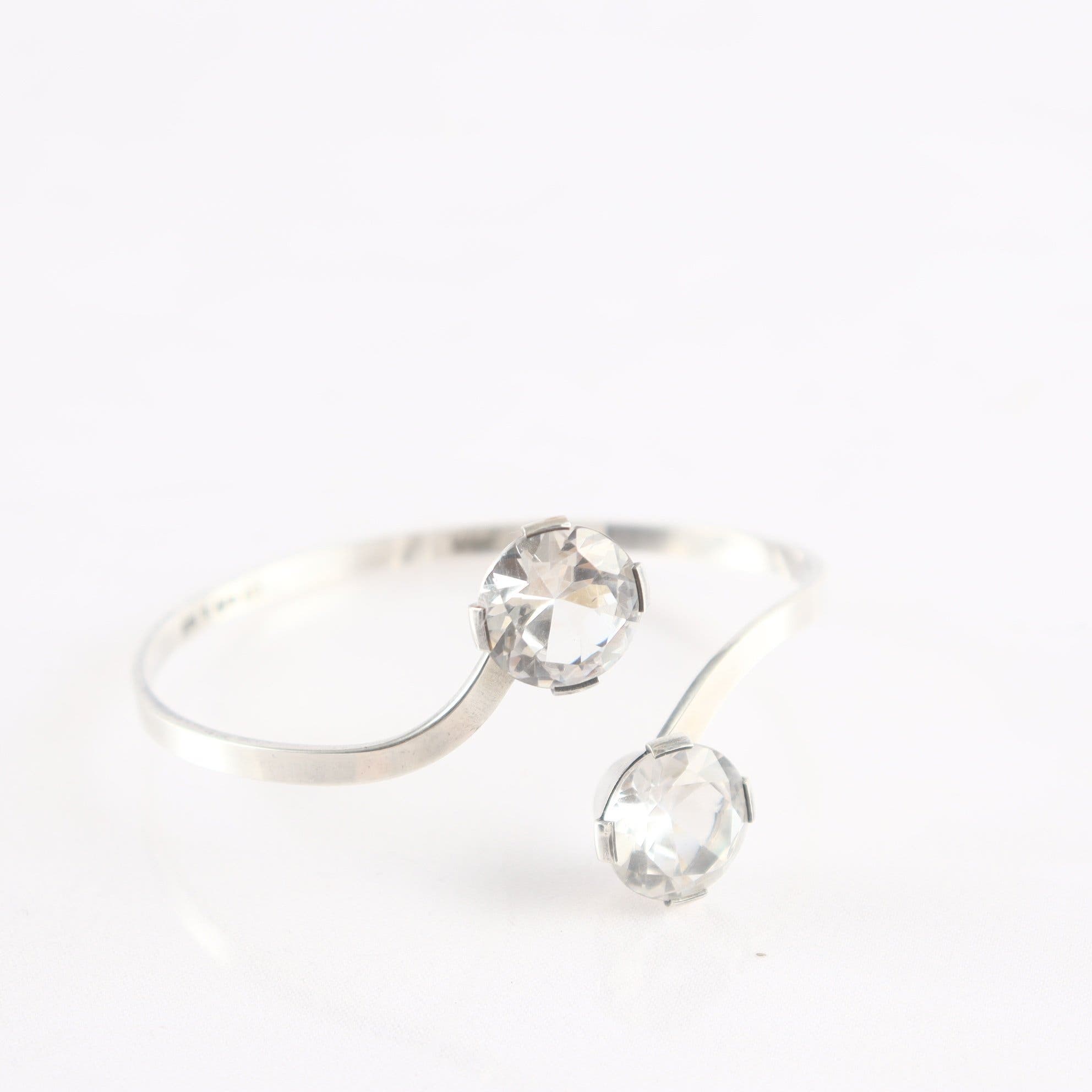 Silverarmband med stenar