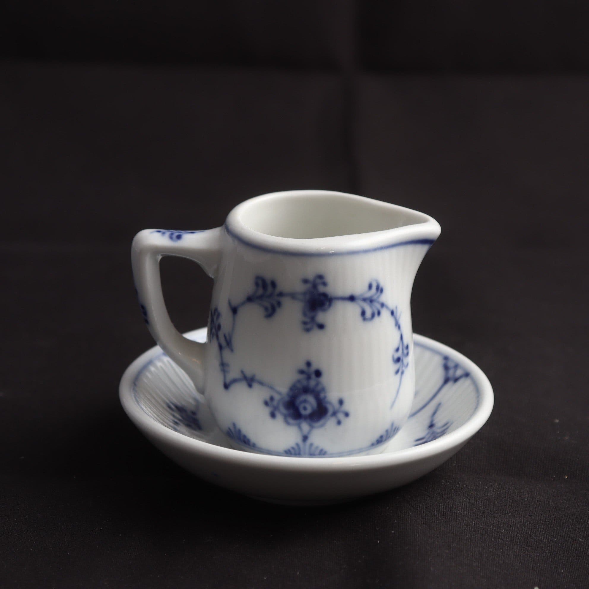 Gräddkanna med fat, Royal Copenhagen, Blu Iron porslin 2 delar