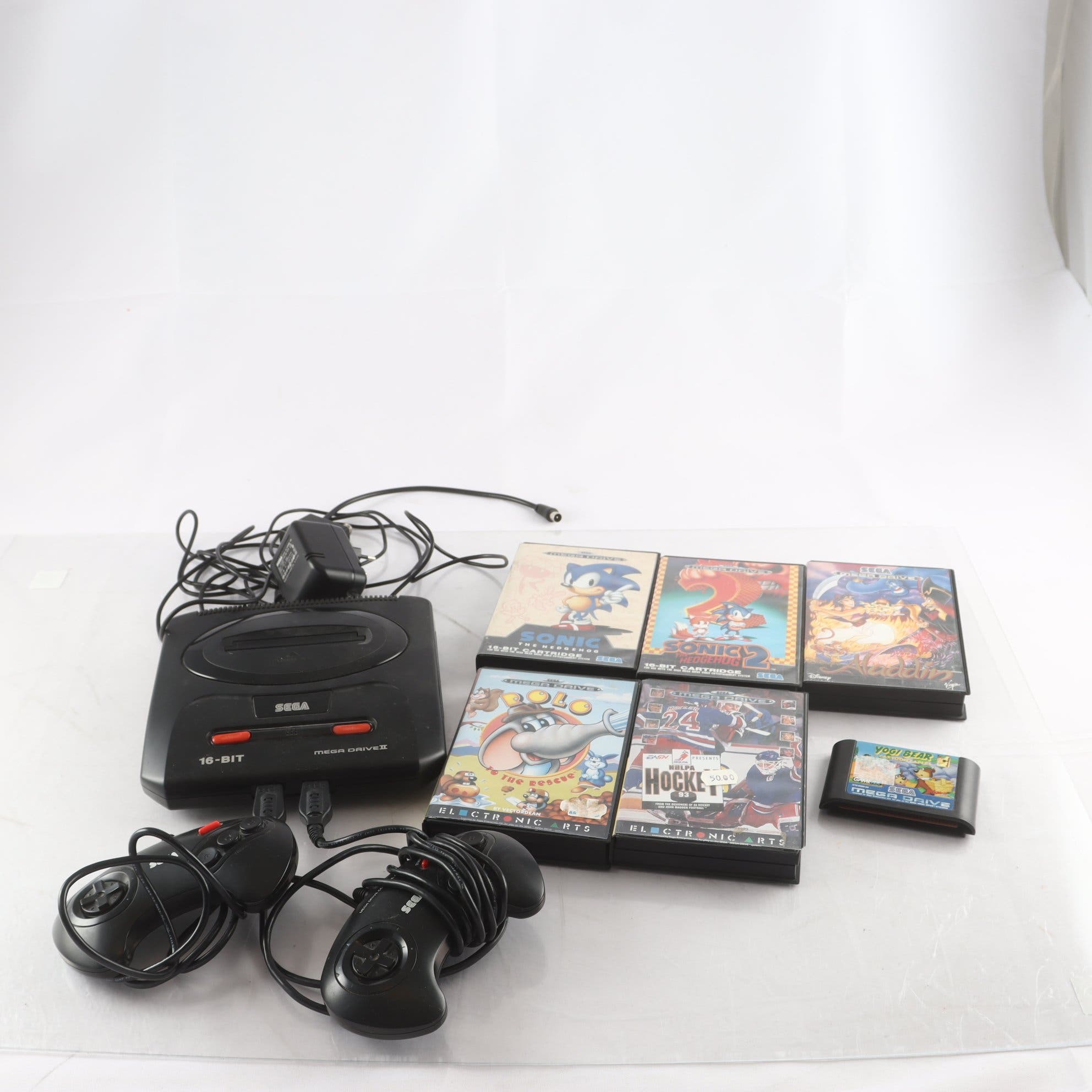 Sega Megadrive med spel. Samfraktas ej.