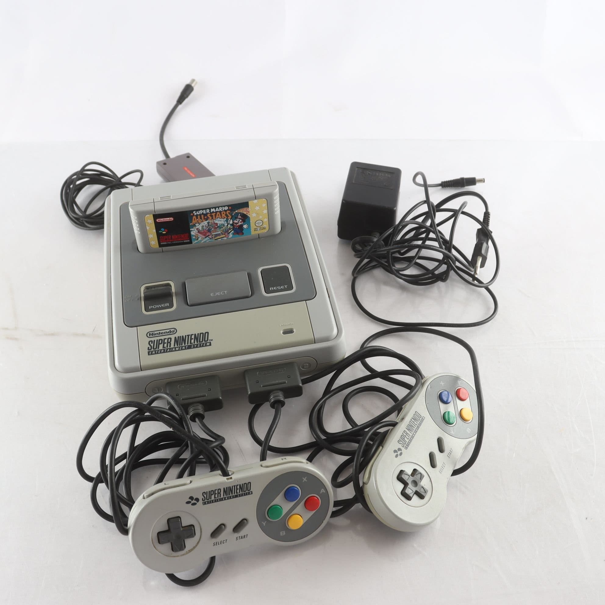 Super Nintendo med spel. Samfraktas ej.