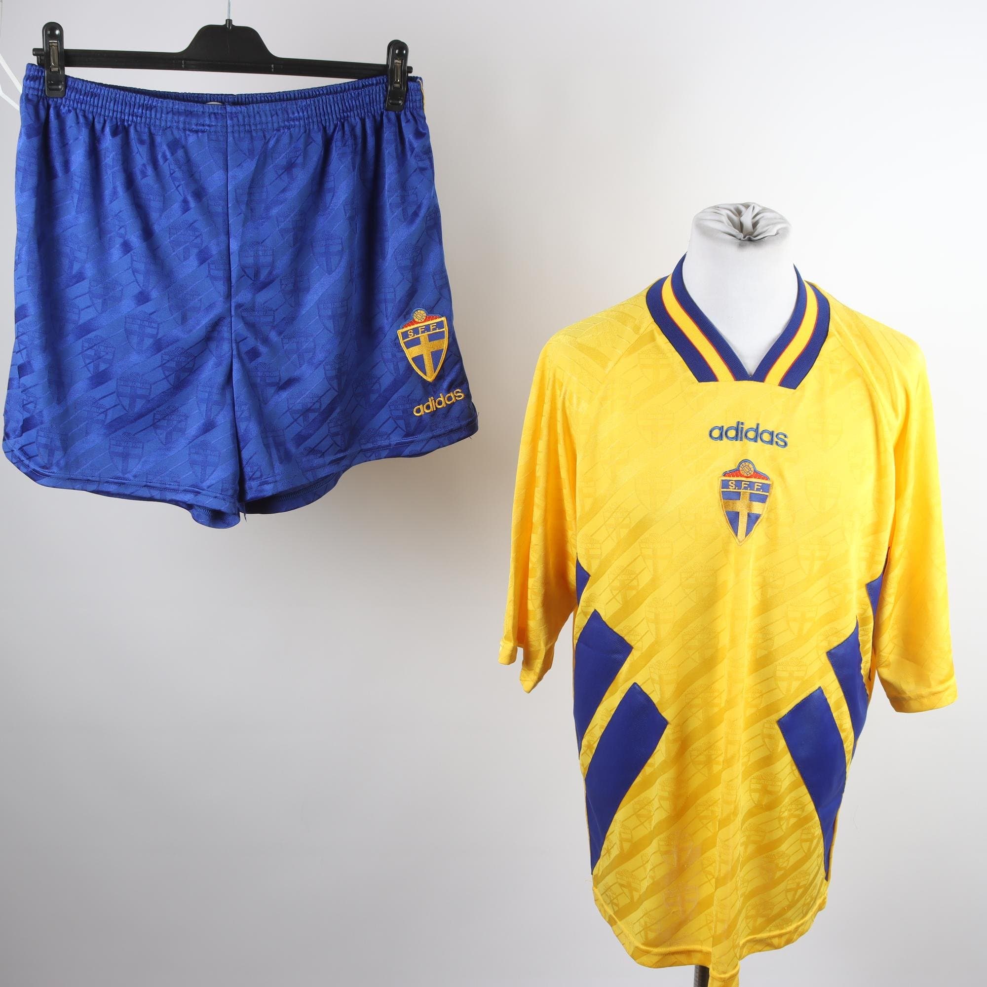 2-delat set. tröja/shorts, Adidas, SFF, gul, blå, stl. tröja XL, shorts XXL
